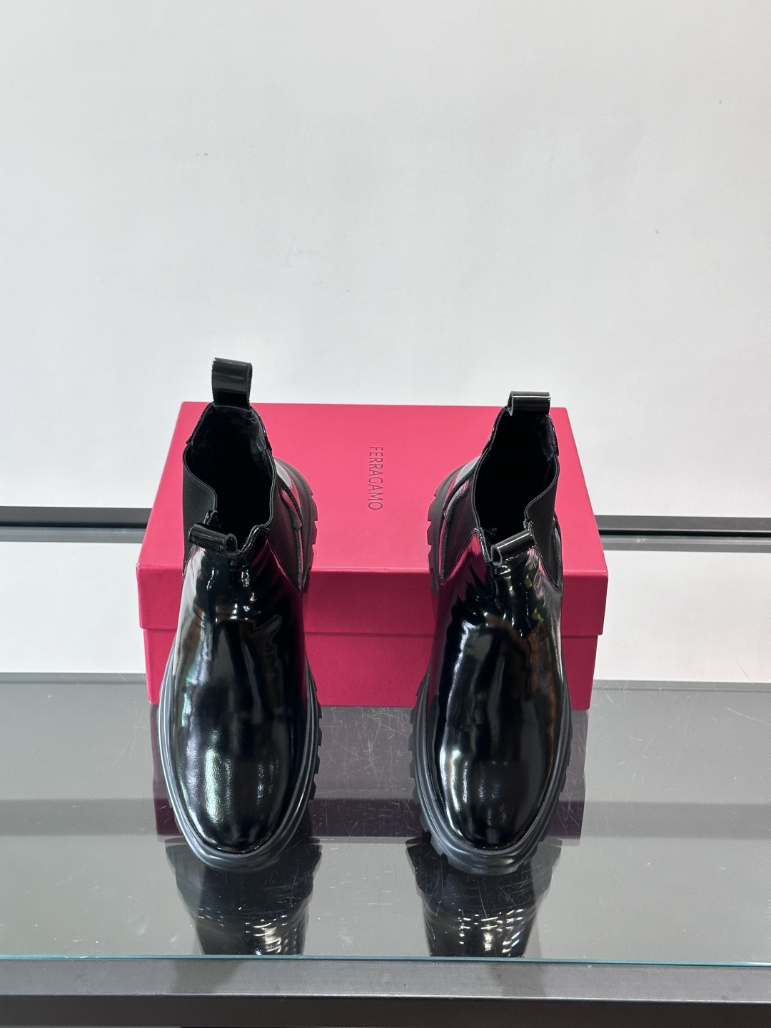 F菲拉格慕切尔西靴，牛皮反绒皮➕弹性织物拼接，穿脱超方便！厚实防滑橡胶大底，耐磨又稳，日常通勤、户外都O