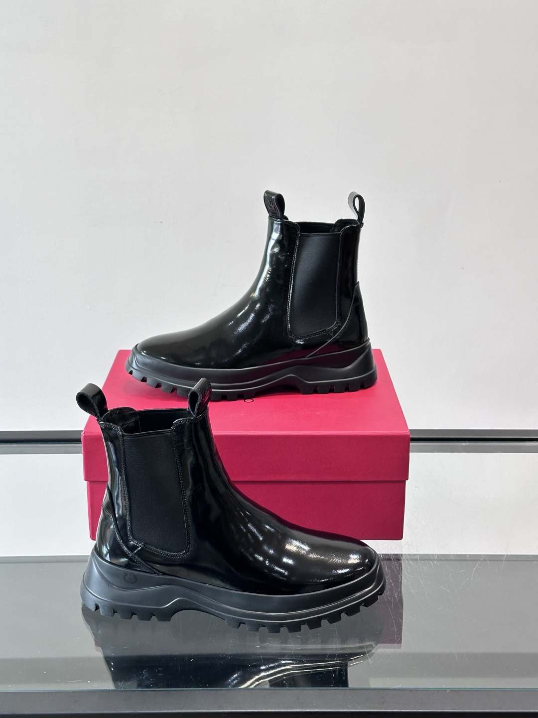 F菲拉格慕切尔西靴，牛皮反绒皮➕弹性织物拼接，穿脱超方便！厚实防滑橡胶大底，耐磨又稳，日常通勤、户外都O