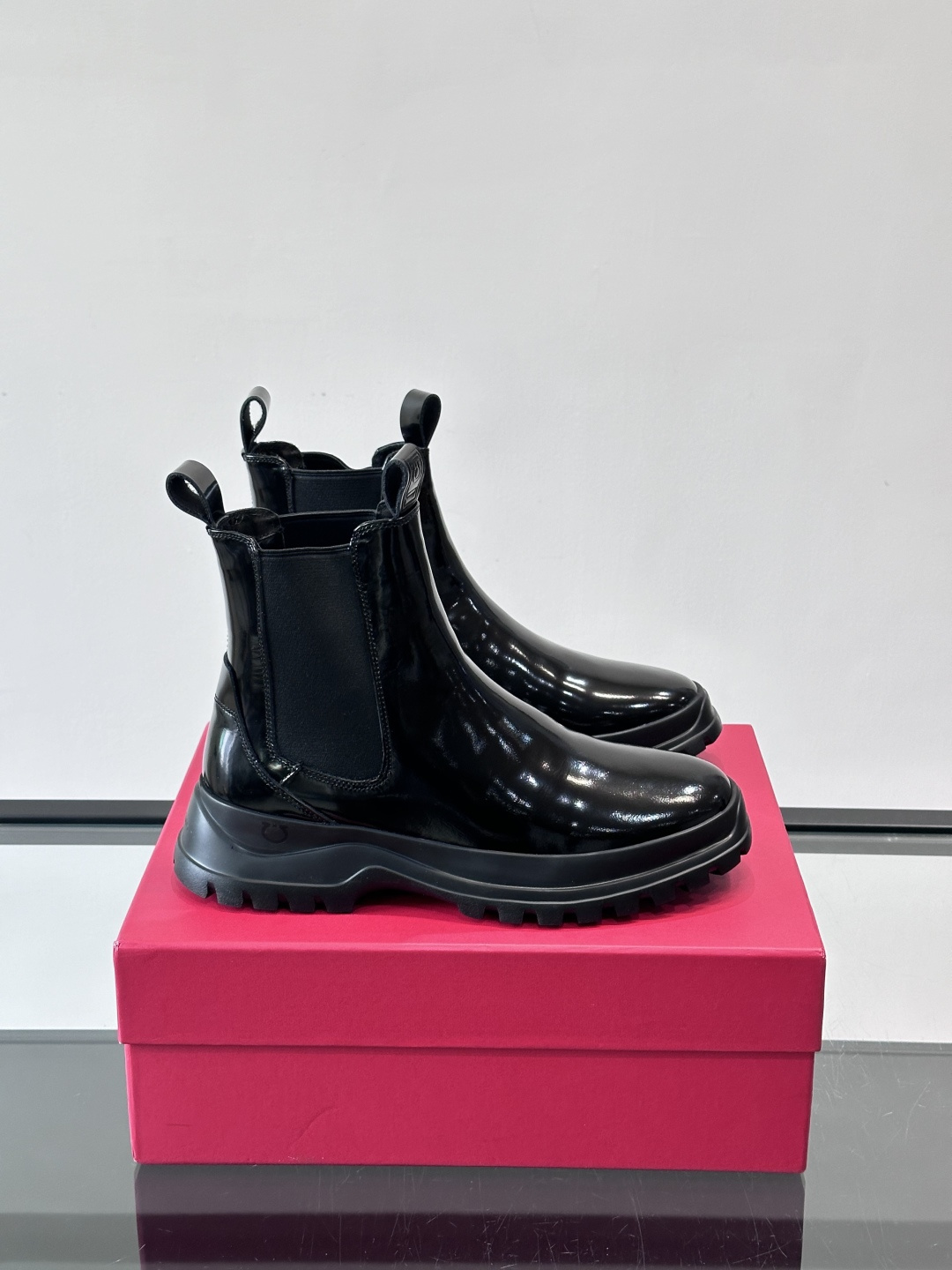 F菲拉格慕切尔西靴，牛皮反绒皮➕弹性织物拼接，穿脱超方便！厚实防滑橡胶大底，耐磨又稳，日常通勤、户外都O