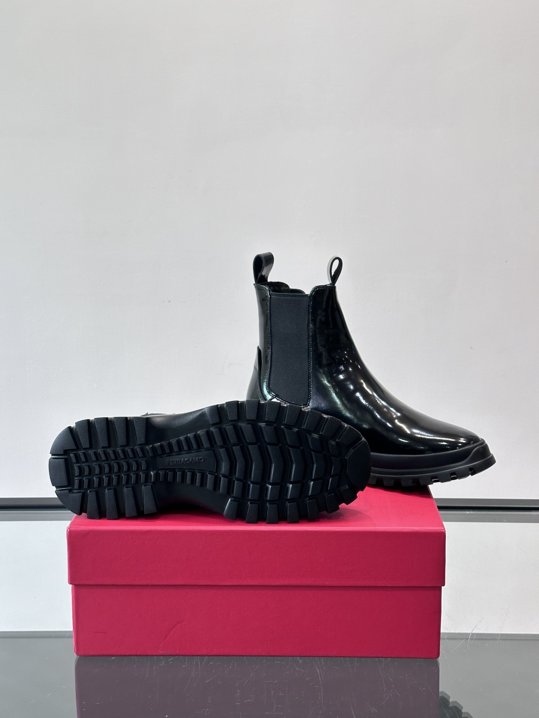 F菲拉格慕切尔西靴，牛皮反绒皮➕弹性织物拼接，穿脱超方便！厚实防滑橡胶大底，耐磨又稳，日常通勤、户外都O