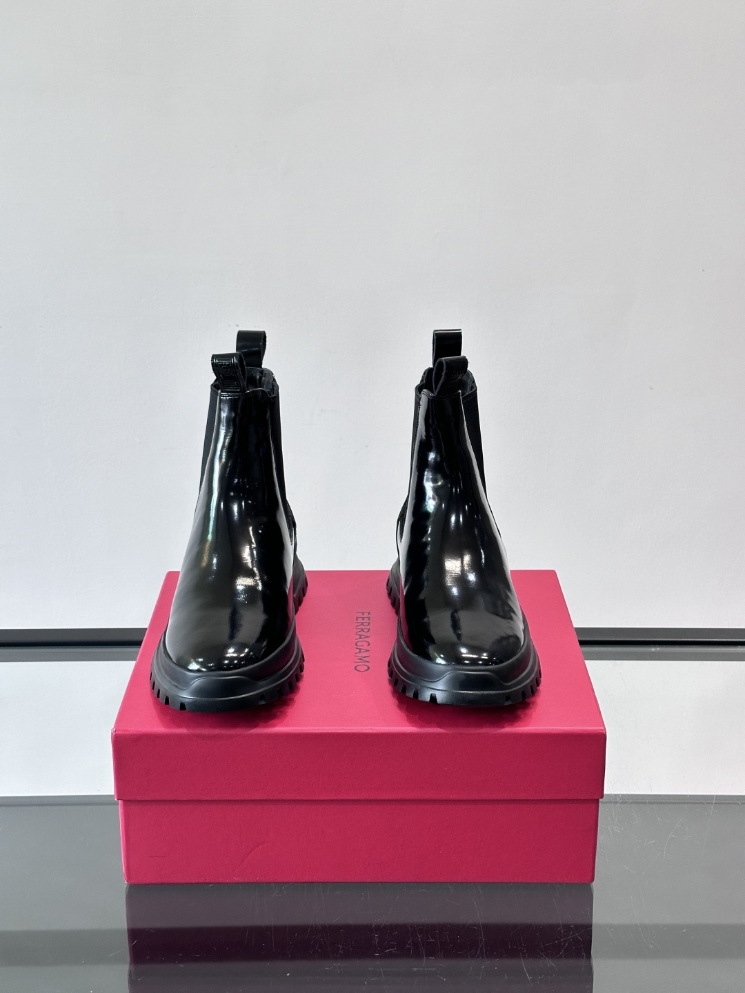 F菲拉格慕切尔西靴，牛皮反绒皮➕弹性织物拼接，穿脱超方便！厚实防滑橡胶大底，耐磨又稳，日常通勤、户外都O