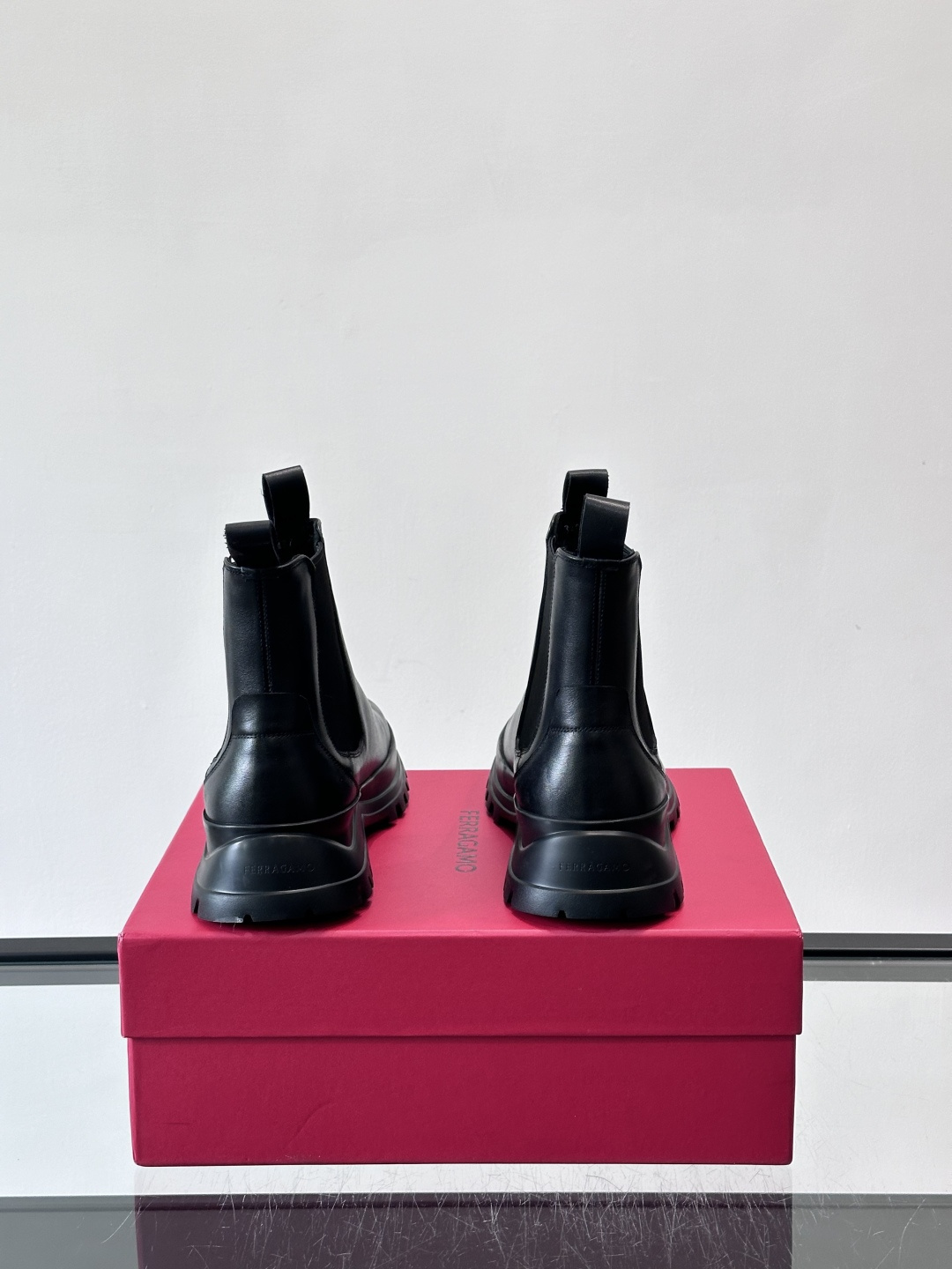 F菲拉格慕切尔西靴，牛皮反绒皮➕弹性织物拼接，穿脱超方便！厚实防滑橡胶大底，耐磨又稳，日常通勤、户外都O