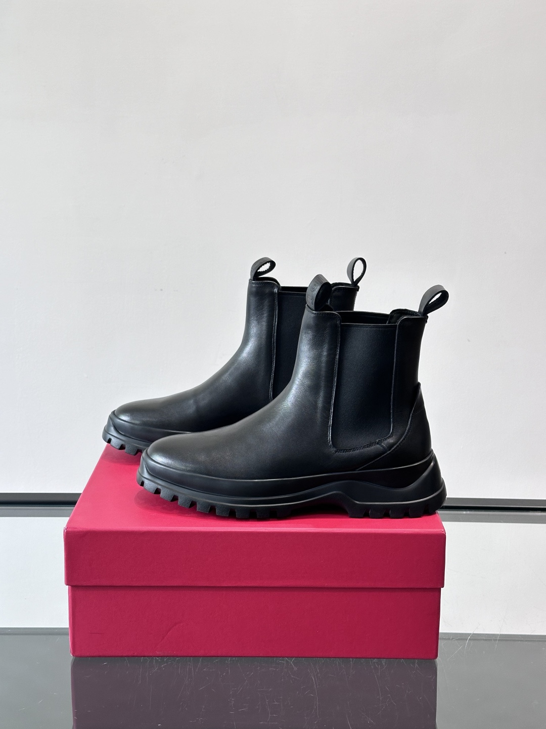 F菲拉格慕切尔西靴，牛皮反绒皮➕弹性织物拼接，穿脱超方便！厚实防滑橡胶大底，耐磨又稳，日常通勤、户外都O