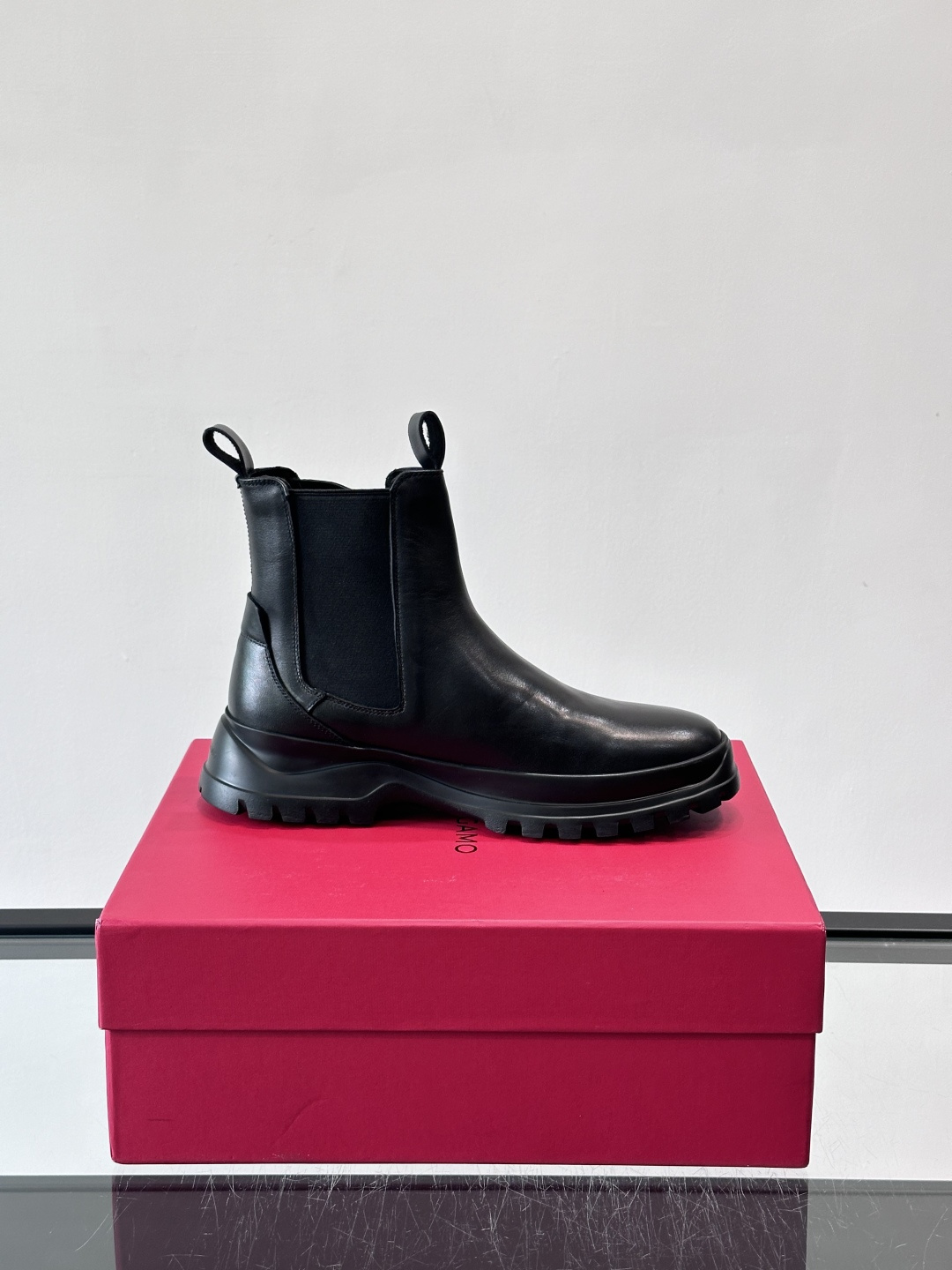 F菲拉格慕切尔西靴，牛皮反绒皮➕弹性织物拼接，穿脱超方便！厚实防滑橡胶大底，耐磨又稳，日常通勤、户外都O