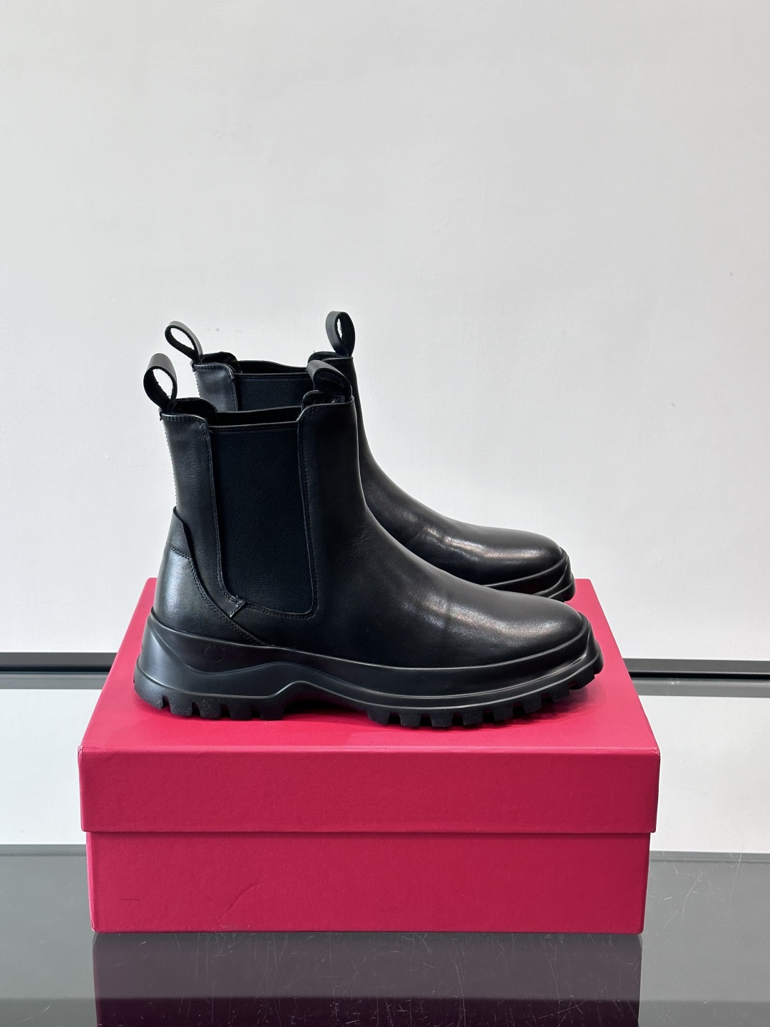 F菲拉格慕切尔西靴，牛皮反绒皮➕弹性织物拼接，穿脱超方便！厚实防滑橡胶大底，耐磨又稳，日常通勤、户外都O