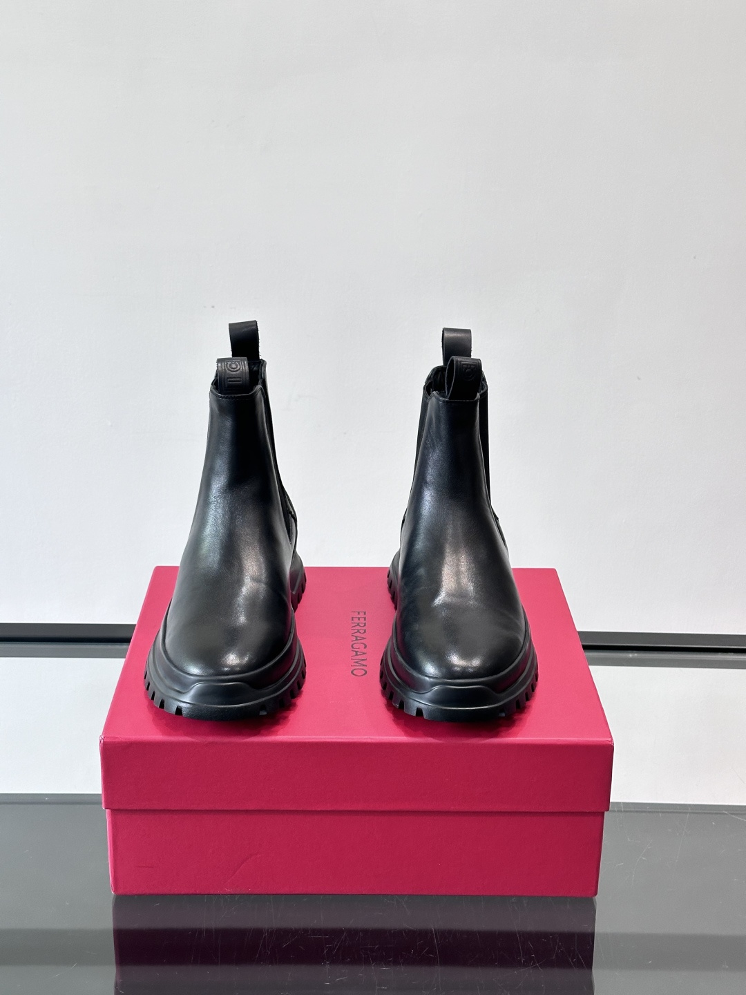 F菲拉格慕切尔西靴，牛皮反绒皮➕弹性织物拼接，穿脱超方便！厚实防滑橡胶大底，耐磨又稳，日常通勤、户外都O