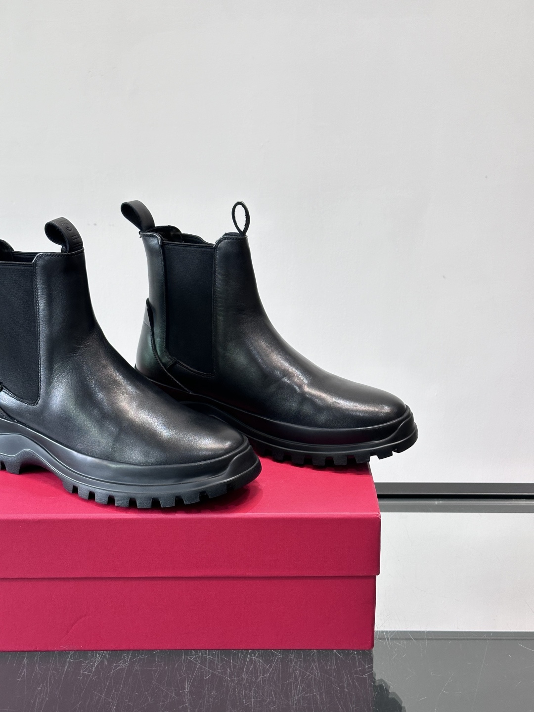 F菲拉格慕切尔西靴，牛皮反绒皮➕弹性织物拼接，穿脱超方便！厚实防滑橡胶大底，耐磨又稳，日常通勤、户外都O