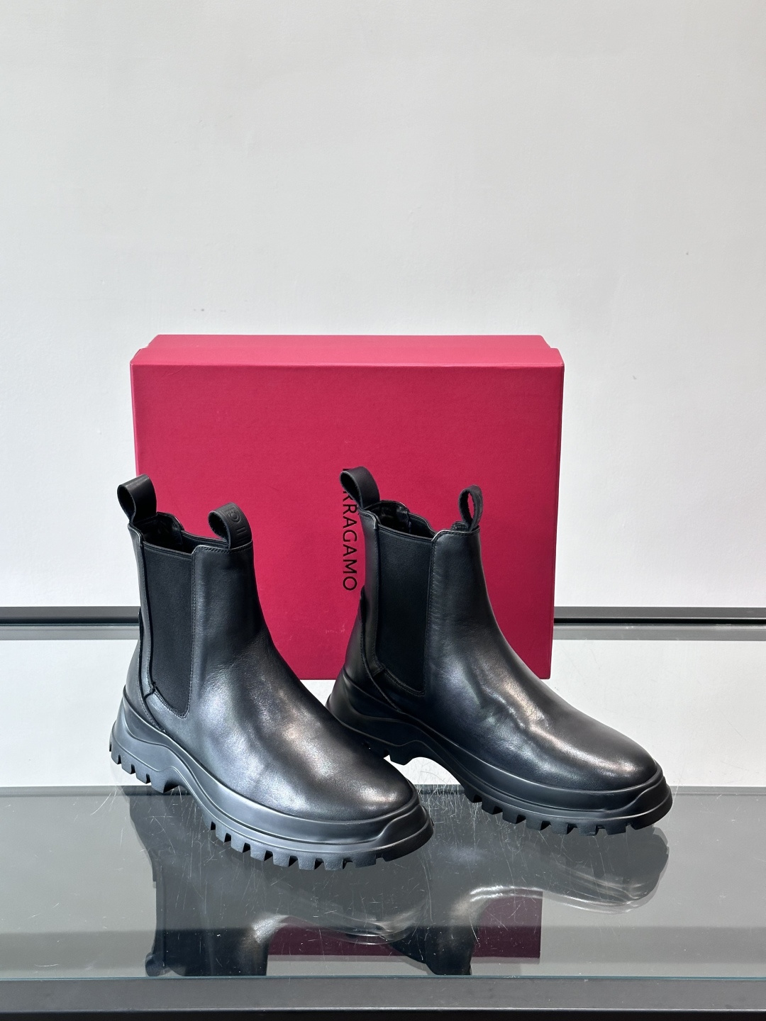 F菲拉格慕切尔西靴，牛皮反绒皮➕弹性织物拼接，穿脱超方便！厚实防滑橡胶大底，耐磨又稳，日常通勤、户外都O