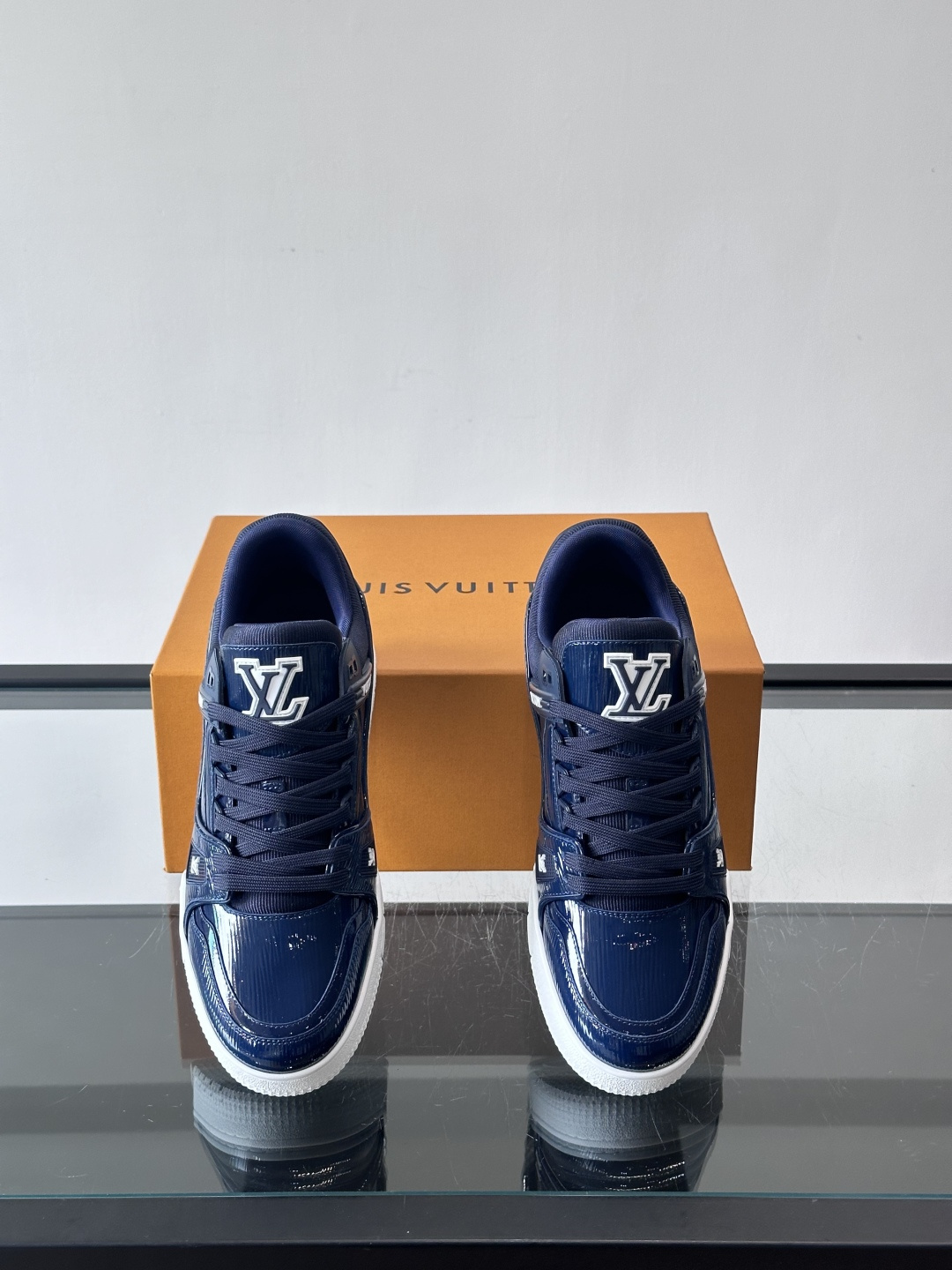 驴家 新配色 trainer运动鞋，本款 LV Trainer 运动鞋取材柔软粒面小牛皮，呈现纯净色调，