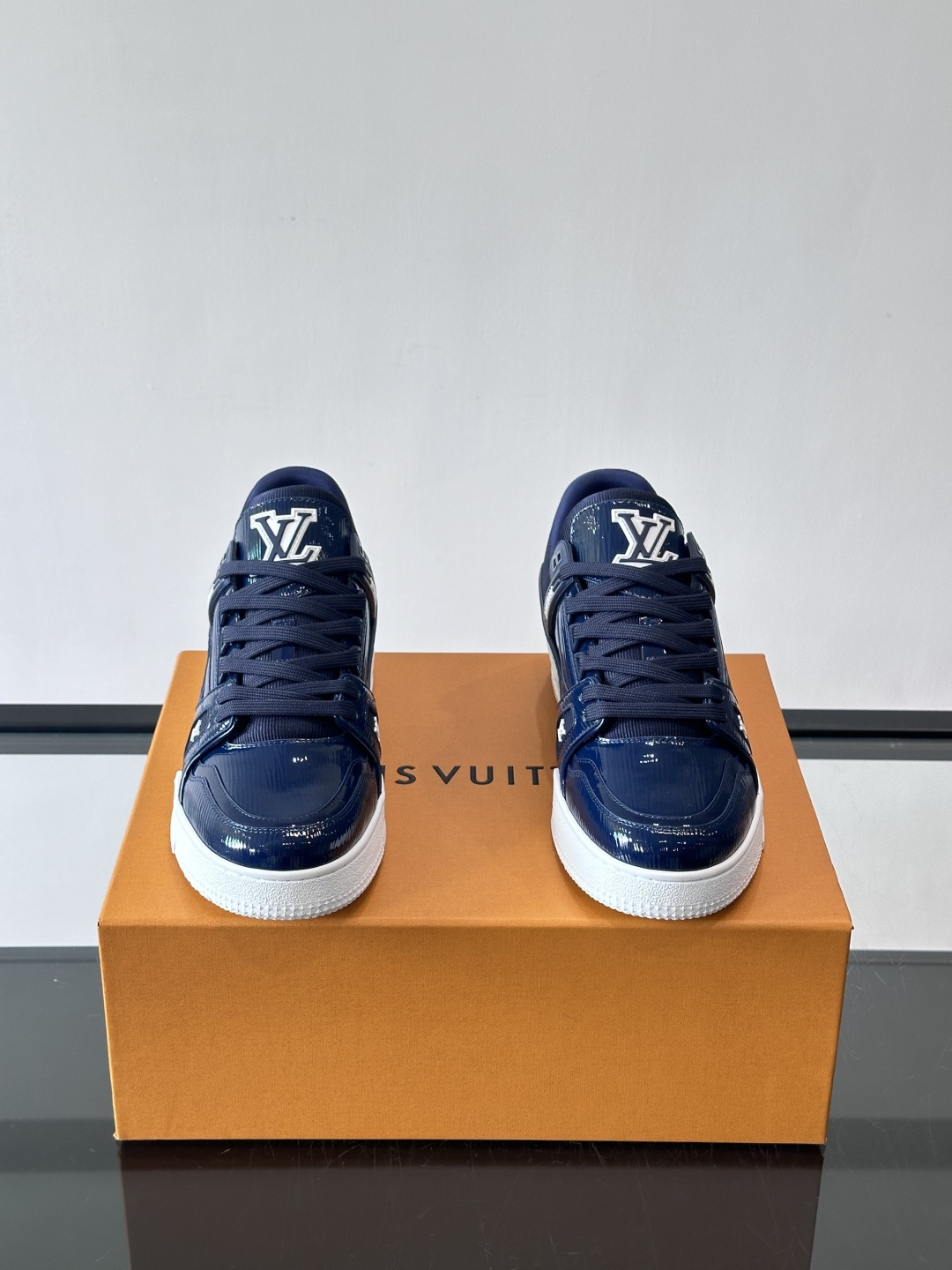 驴家 新配色 trainer运动鞋，本款 LV Trainer 运动鞋取材柔软粒面小牛皮，呈现纯净色调，