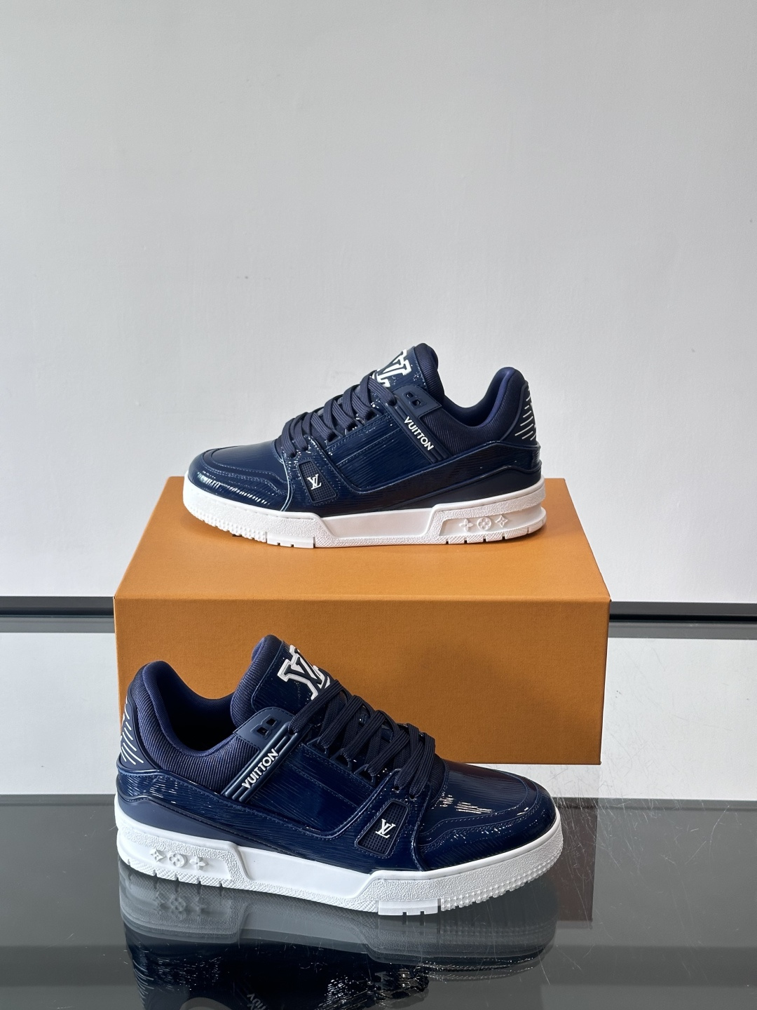 驴家 新配色 trainer运动鞋，本款 LV Trainer 运动鞋取材柔软粒面小牛皮，呈现纯净色调，