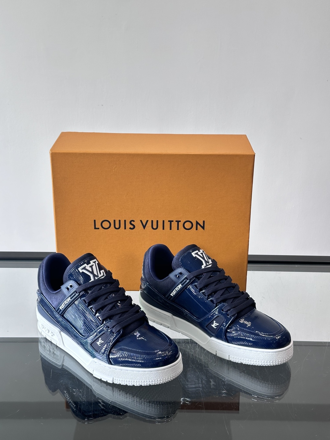 驴家 新配色 trainer运动鞋，本款 LV Trainer 运动鞋取材柔软粒面小牛皮，呈现纯净色调，