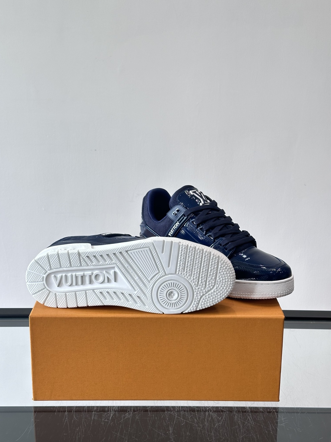 驴家 新配色 trainer运动鞋，本款 LV Trainer 运动鞋取材柔软粒面小牛皮，呈现纯净色调，