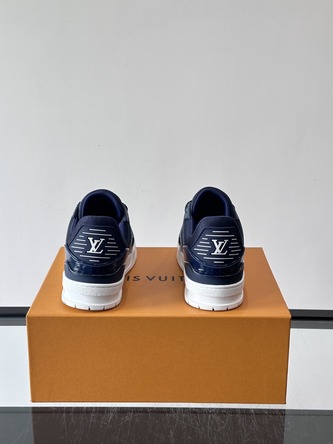 驴家 新配色 trainer运动鞋，本款 LV Trainer 运动鞋取材柔软粒面小牛皮，呈现纯净色调，