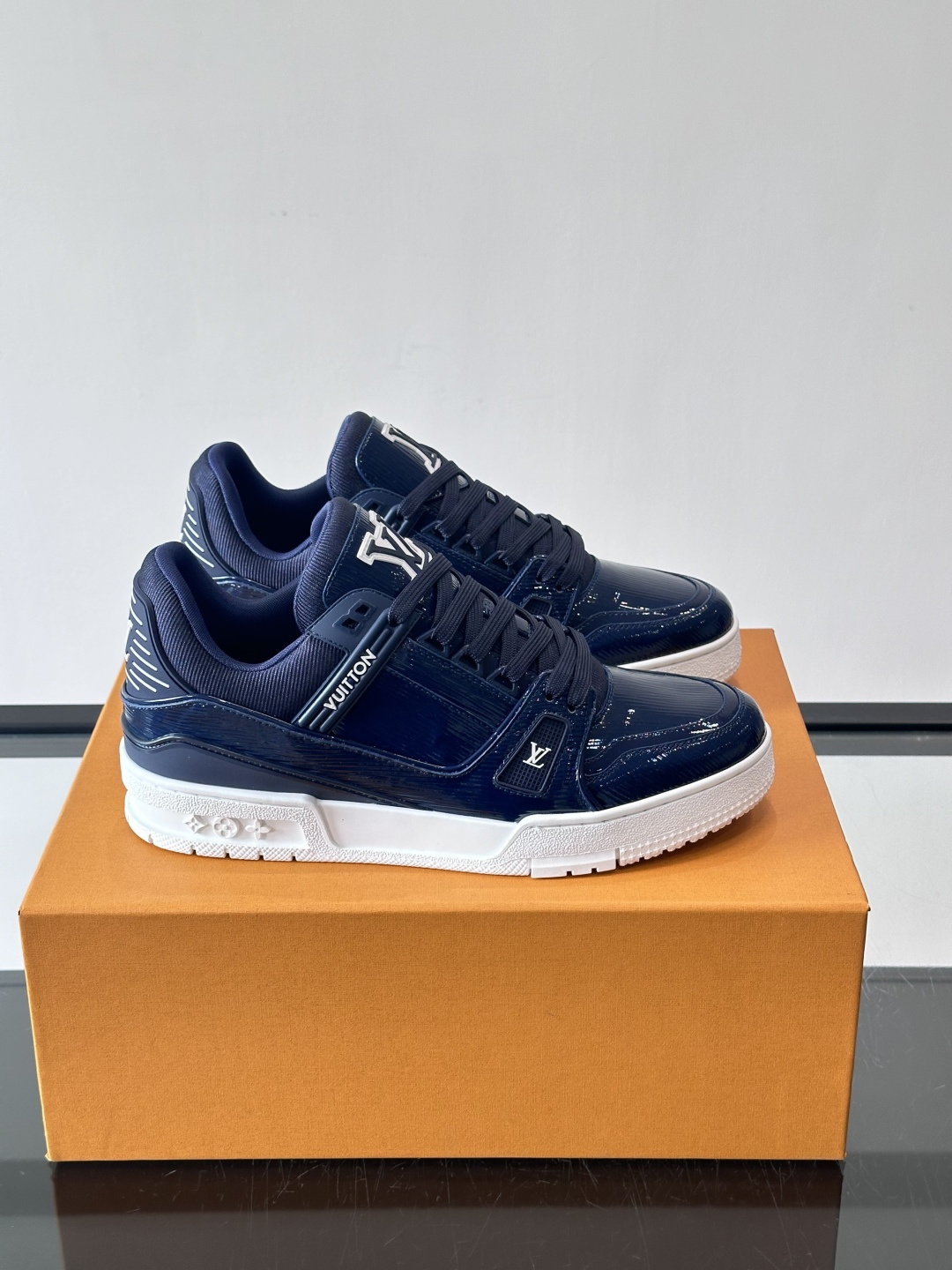 驴家 新配色 trainer运动鞋，本款 LV Trainer 运动鞋取材柔软粒面小牛皮，呈现纯净色调，