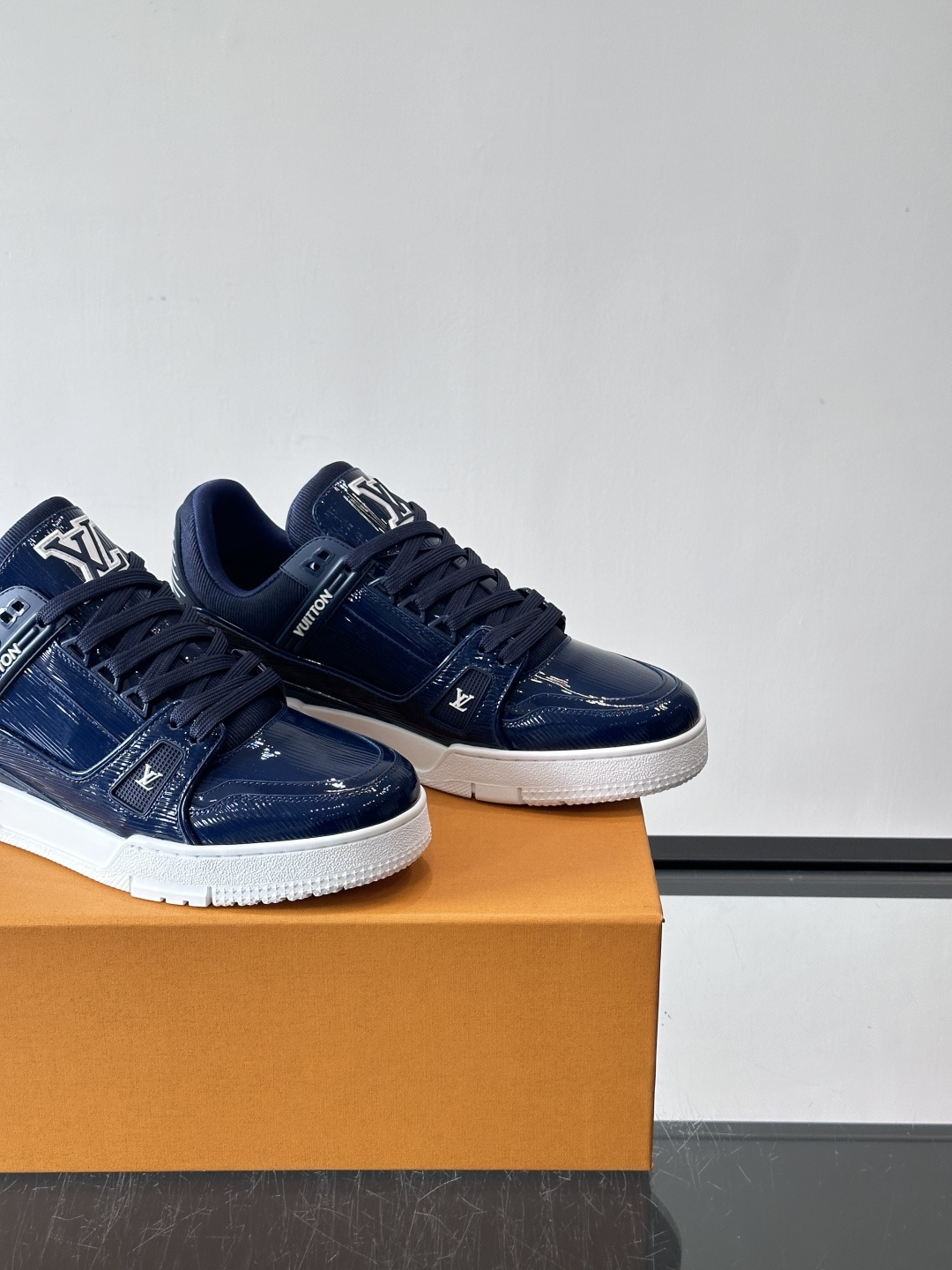 驴家 新配色 trainer运动鞋，本款 LV Trainer 运动鞋取材柔软粒面小牛皮，呈现纯净色调，