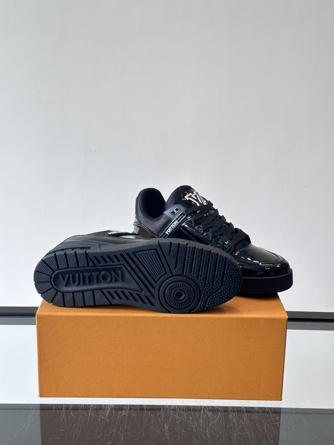 驴家 新配色 trainer运动鞋，本款 LV Trainer 运动鞋取材柔软粒面小牛皮，呈现纯净色调，