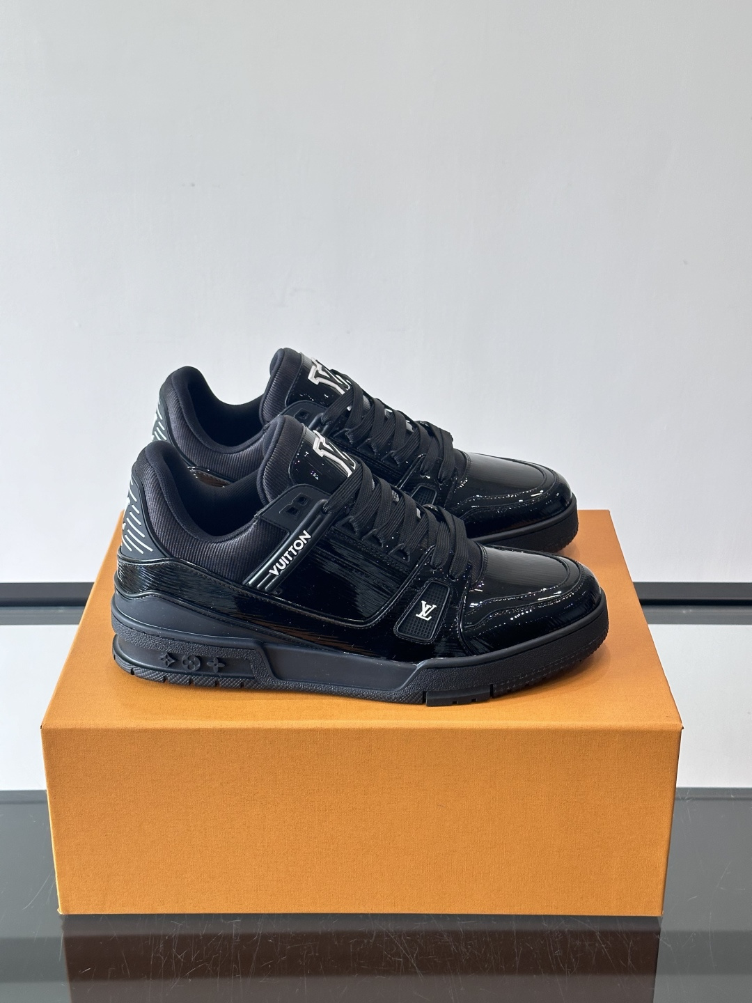 驴家 新配色 trainer运动鞋，本款 LV Trainer 运动鞋取材柔软粒面小牛皮，呈现纯净色调，