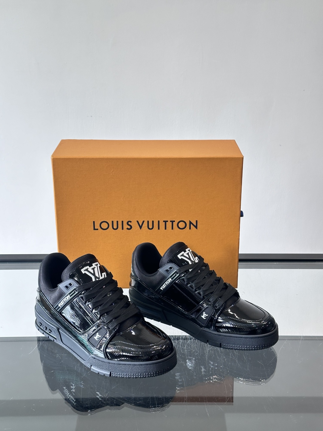 驴家 新配色 trainer运动鞋，本款 LV Trainer 运动鞋取材柔软粒面小牛皮，呈现纯净色调，