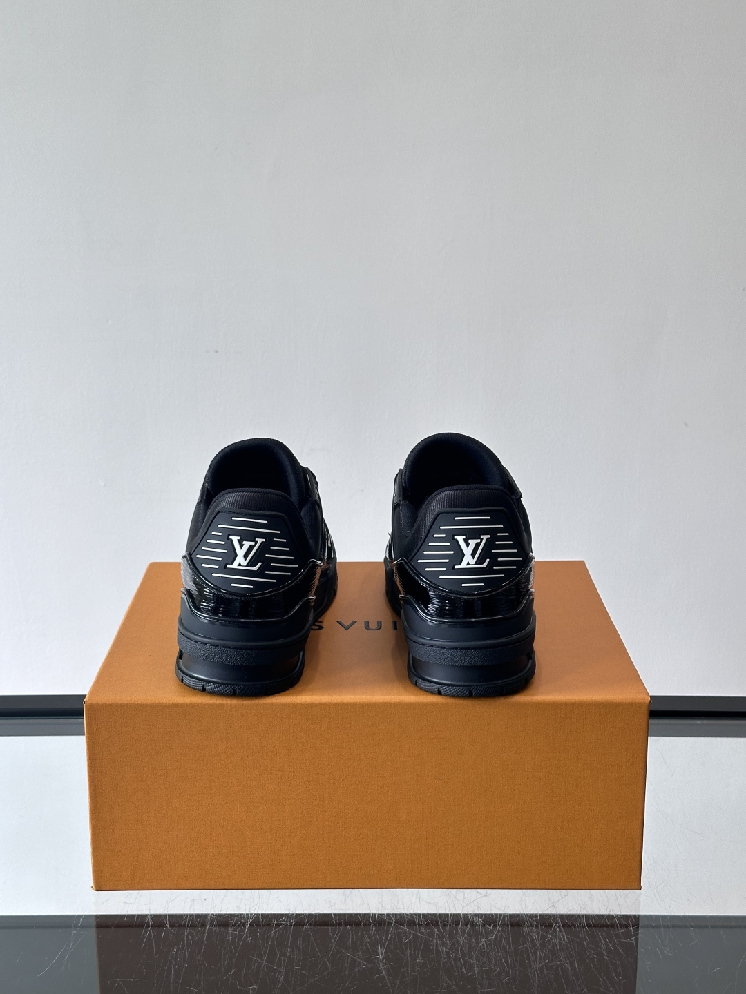 驴家 新配色 trainer运动鞋，本款 LV Trainer 运动鞋取材柔软粒面小牛皮，呈现纯净色调，