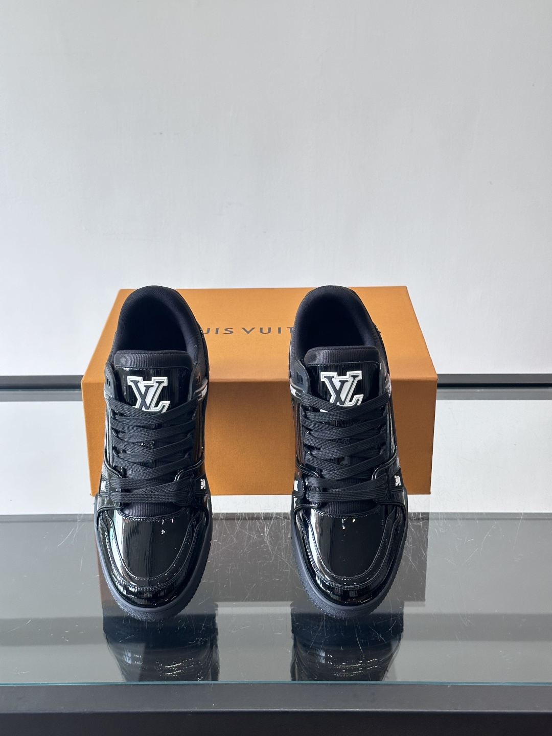 驴家 新配色 trainer运动鞋，本款 LV Trainer 运动鞋取材柔软粒面小牛皮，呈现纯净色调，