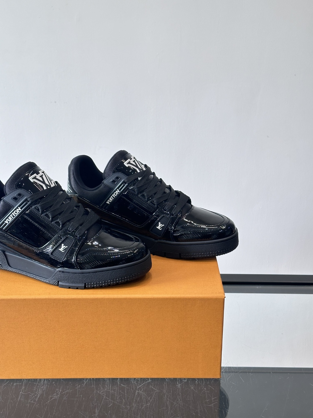 驴家 新配色 trainer运动鞋，本款 LV Trainer 运动鞋取材柔软粒面小牛皮，呈现纯净色调，