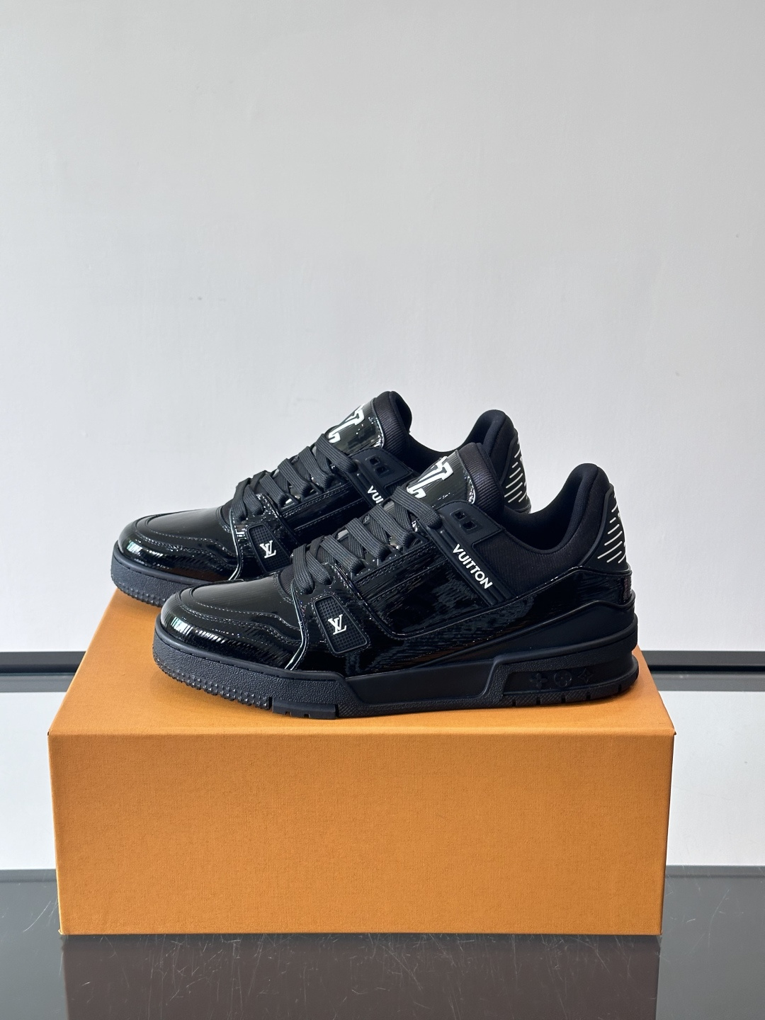 驴家 新配色 trainer运动鞋，本款 LV Trainer 运动鞋取材柔软粒面小牛皮，呈现纯净色调，