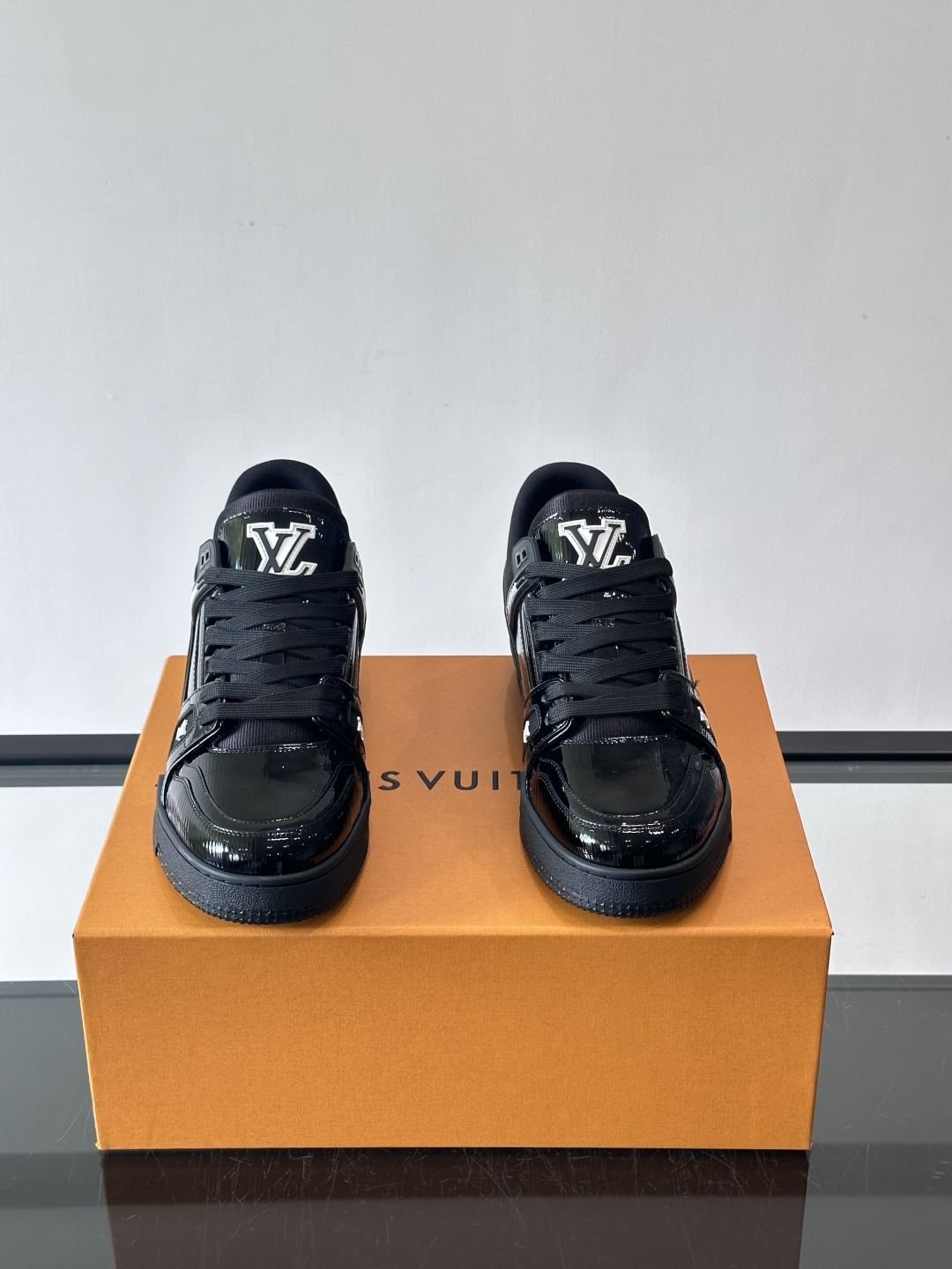 驴家 新配色 trainer运动鞋，本款 LV Trainer 运动鞋取材柔软粒面小牛皮，呈现纯净色调，