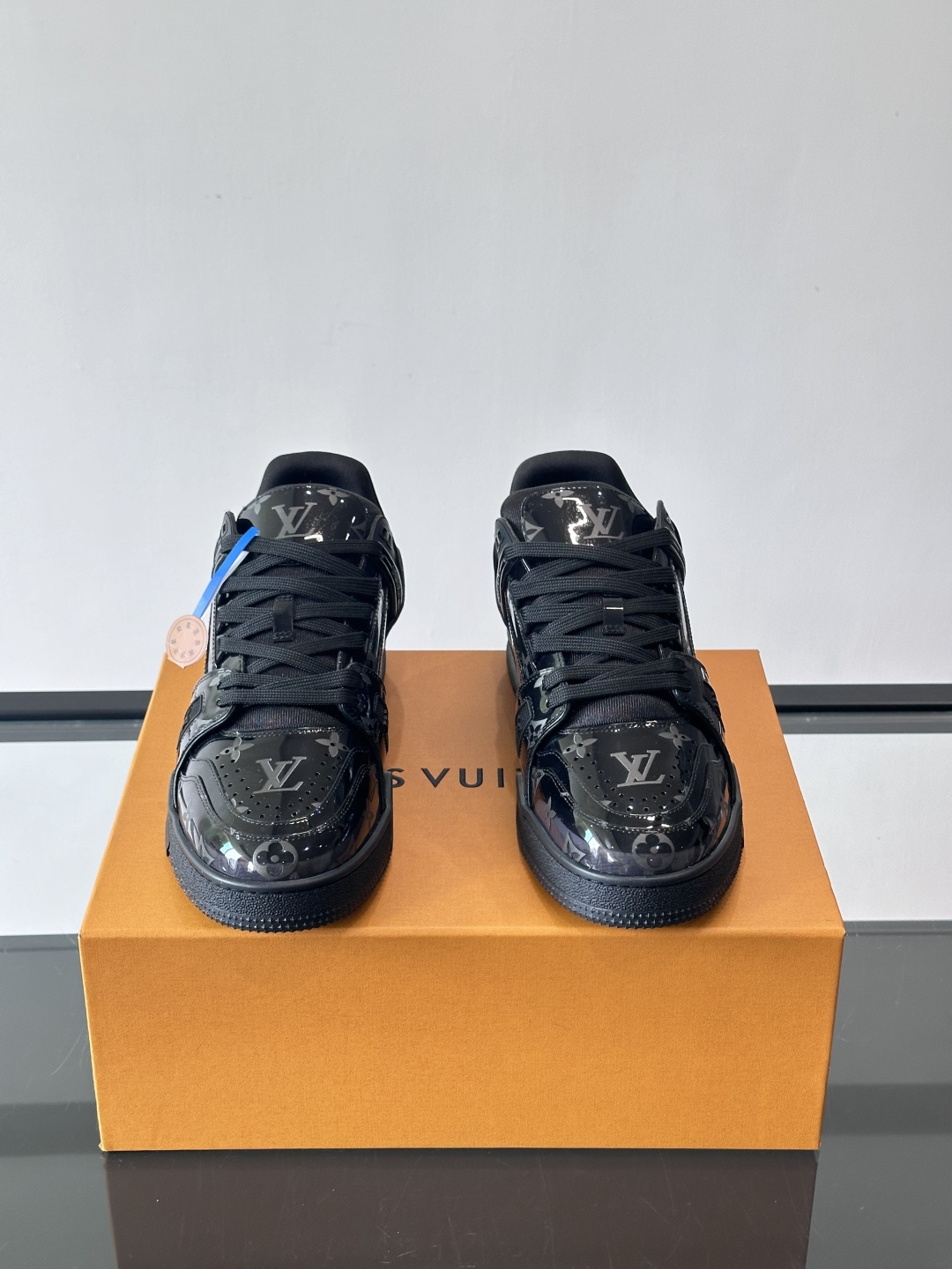 驴家 新配色 trainer运动鞋，本款 LV Trainer 运动鞋取材柔软粒面小牛皮，呈现纯净色调，