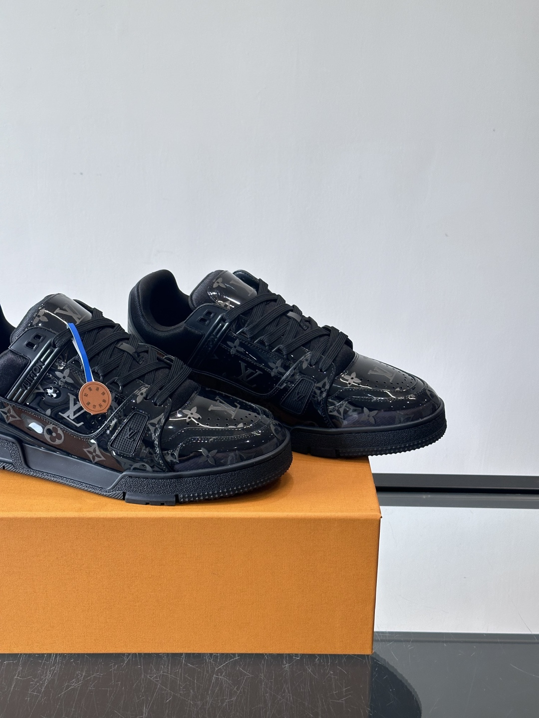 驴家 新配色 trainer运动鞋，本款 LV Trainer 运动鞋取材柔软粒面小牛皮，呈现纯净色调，