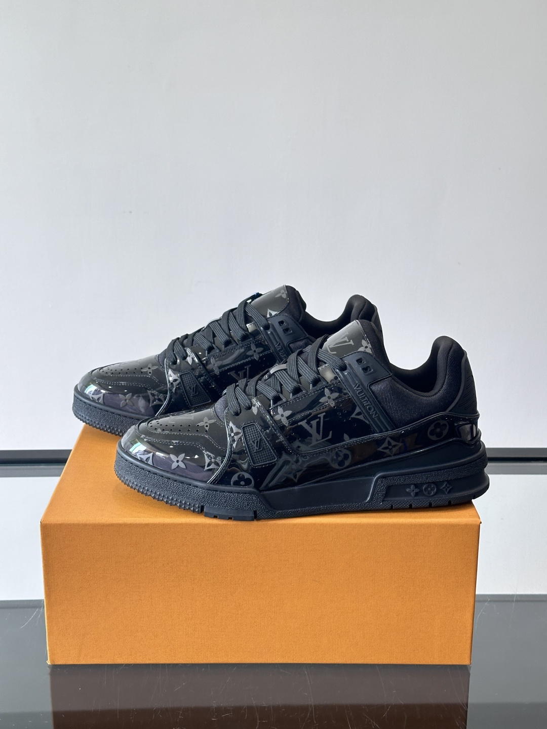 驴家 新配色 trainer运动鞋，本款 LV Trainer 运动鞋取材柔软粒面小牛皮，呈现纯净色调，