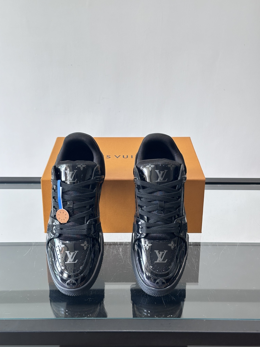 驴家 新配色 trainer运动鞋，本款 LV Trainer 运动鞋取材柔软粒面小牛皮，呈现纯净色调，