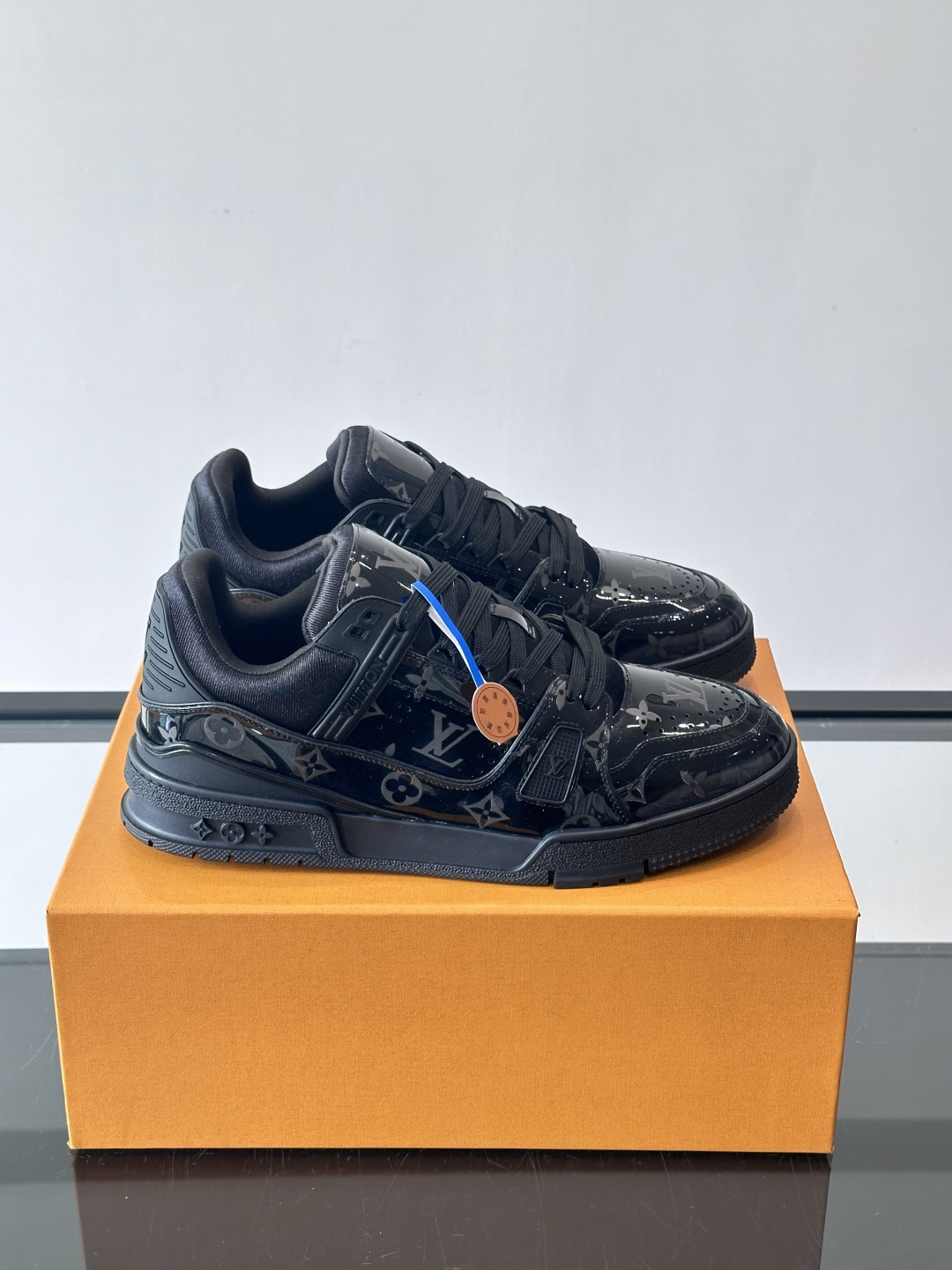 驴家 新配色 trainer运动鞋，本款 LV Trainer 运动鞋取材柔软粒面小牛皮，呈现纯净色调，