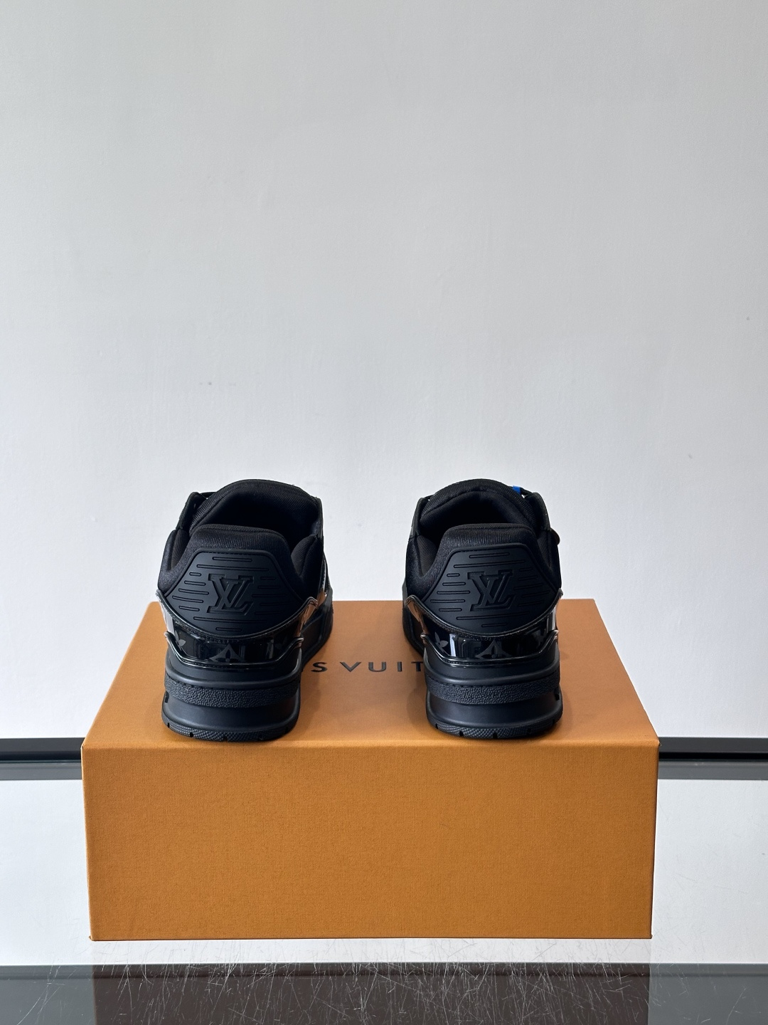 驴家 新配色 trainer运动鞋，本款 LV Trainer 运动鞋取材柔软粒面小牛皮，呈现纯净色调，