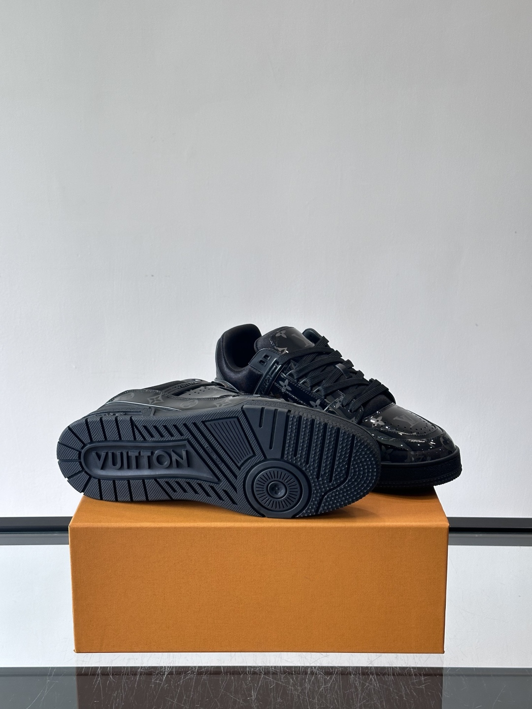 驴家 新配色 trainer运动鞋，本款 LV Trainer 运动鞋取材柔软粒面小牛皮，呈现纯净色调，