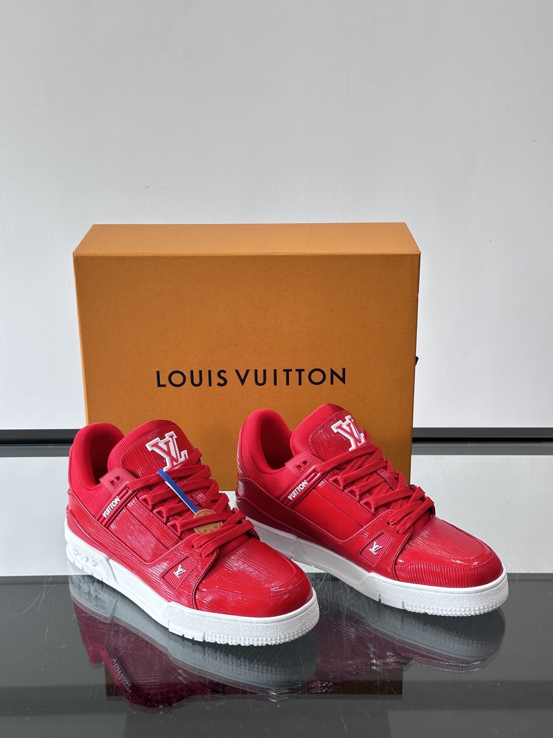 驴家 新配色 trainer运动鞋，本款 LV Trainer 运动鞋取材柔软粒面小牛皮，呈现纯净色调，