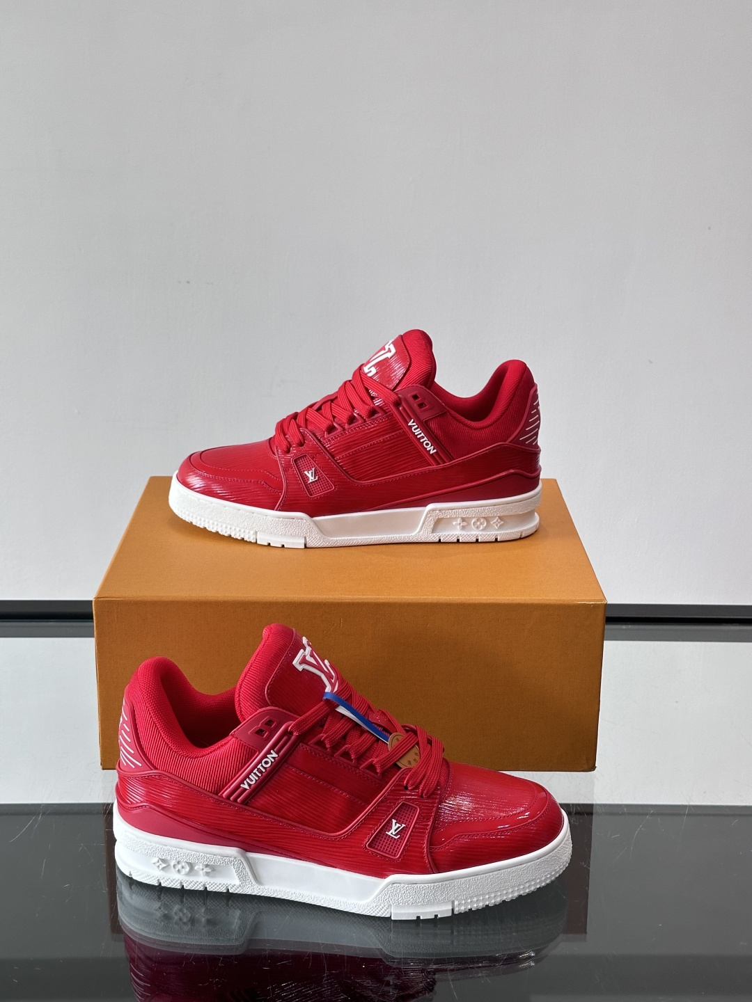 驴家 新配色 trainer运动鞋，本款 LV Trainer 运动鞋取材柔软粒面小牛皮，呈现纯净色调，