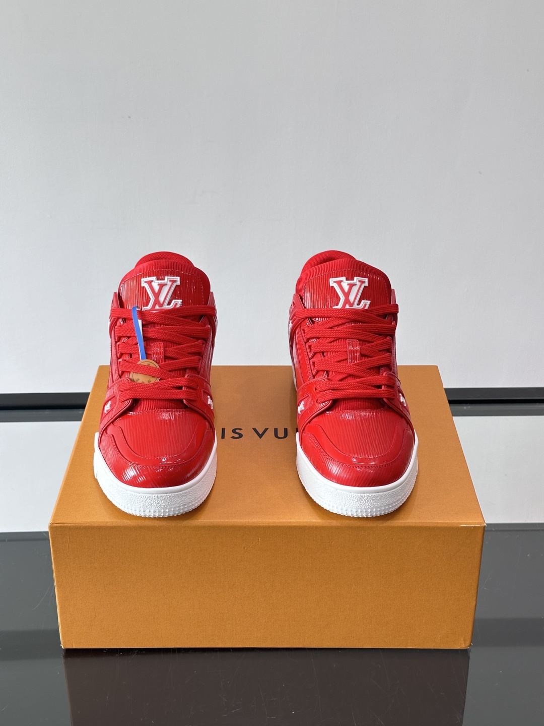 驴家 新配色 trainer运动鞋，本款 LV Trainer 运动鞋取材柔软粒面小牛皮，呈现纯净色调，