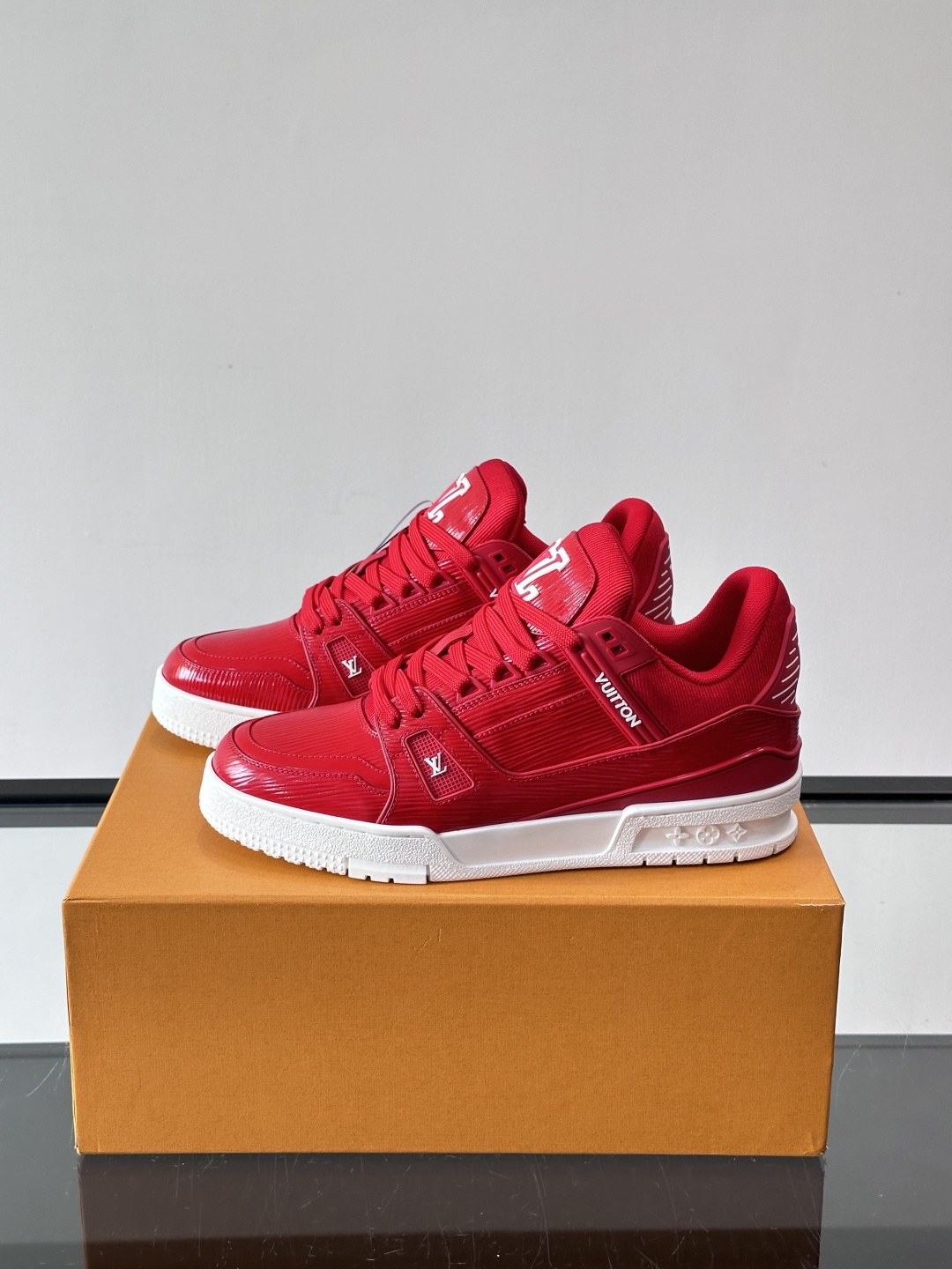 驴家 新配色 trainer运动鞋，本款 LV Trainer 运动鞋取材柔软粒面小牛皮，呈现纯净色调，