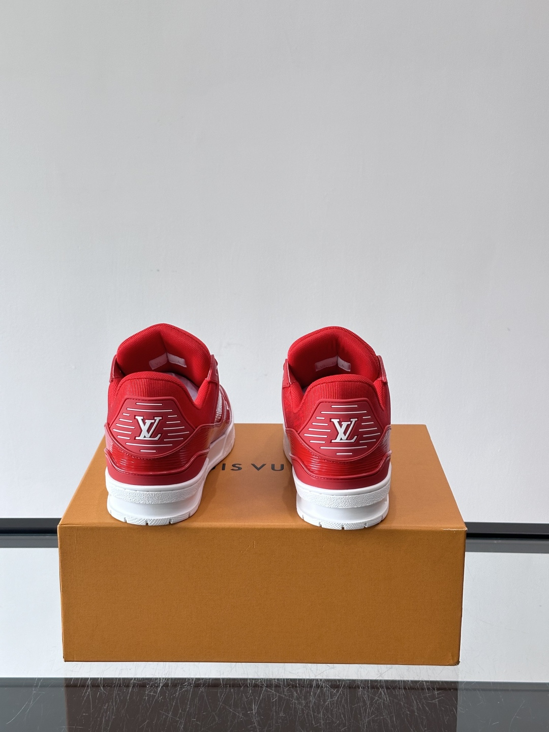 驴家 新配色 trainer运动鞋，本款 LV Trainer 运动鞋取材柔软粒面小牛皮，呈现纯净色调，