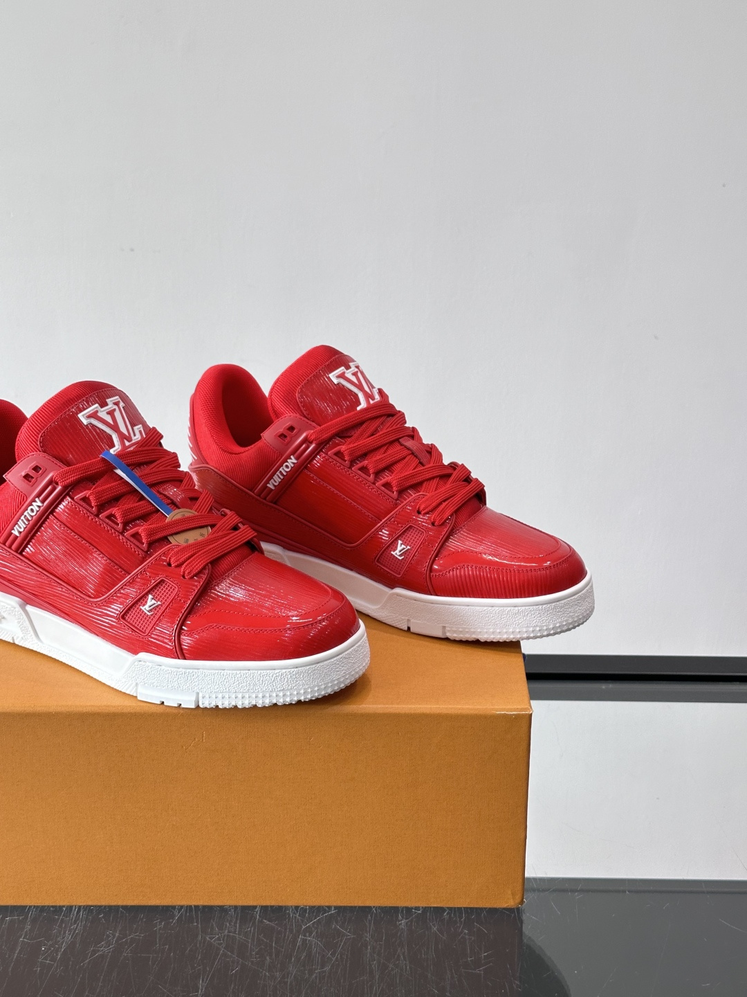 驴家 新配色 trainer运动鞋，本款 LV Trainer 运动鞋取材柔软粒面小牛皮，呈现纯净色调，