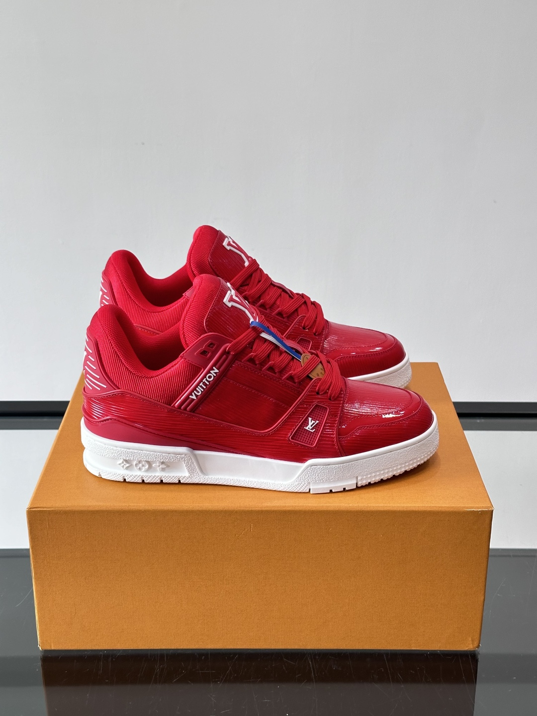 驴家 新配色 trainer运动鞋，本款 LV Trainer 运动鞋取材柔软粒面小牛皮，呈现纯净色调，