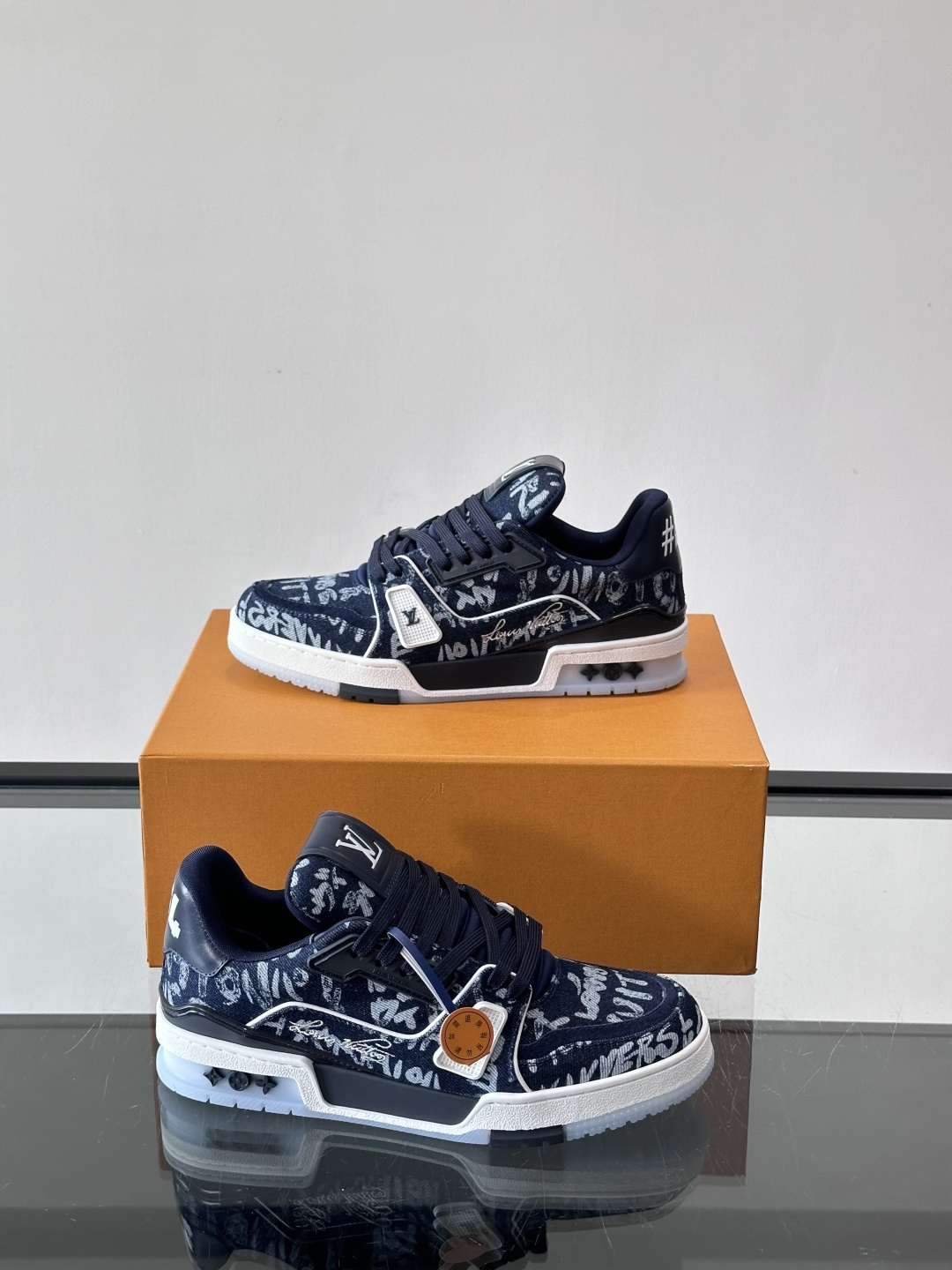 驴家 新配色 trainer运动鞋，本款 LV Trainer 运动鞋取材柔软粒面小牛皮，呈现纯净色调，