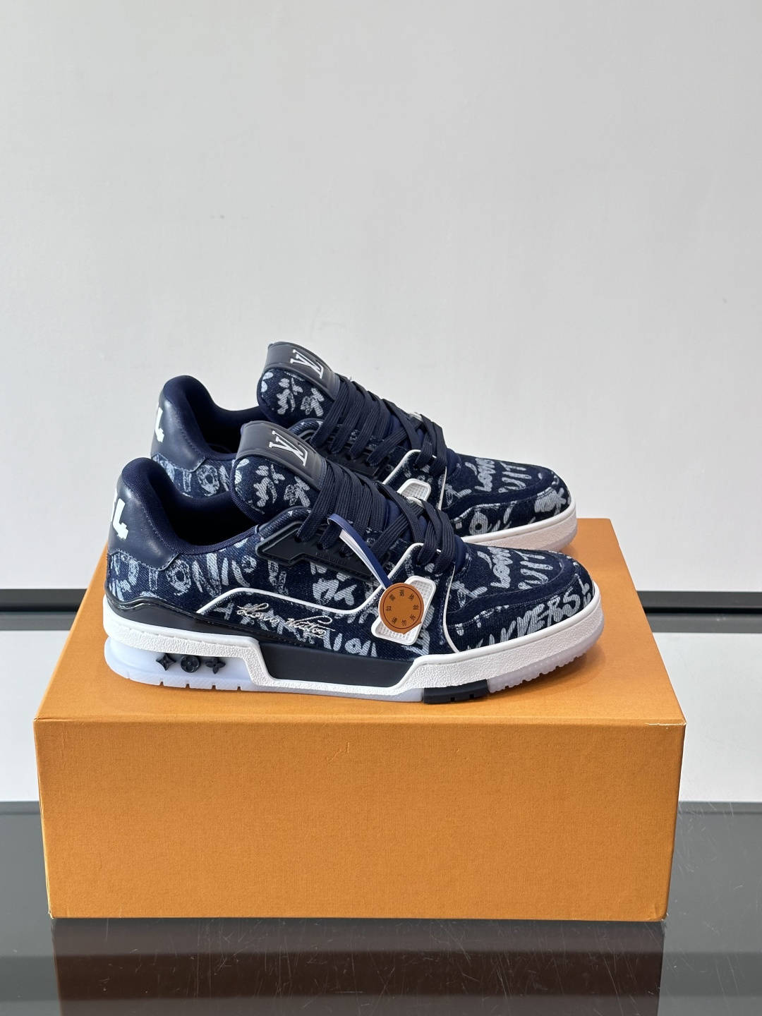 驴家 新配色 trainer运动鞋，本款 LV Trainer 运动鞋取材柔软粒面小牛皮，呈现纯净色调，