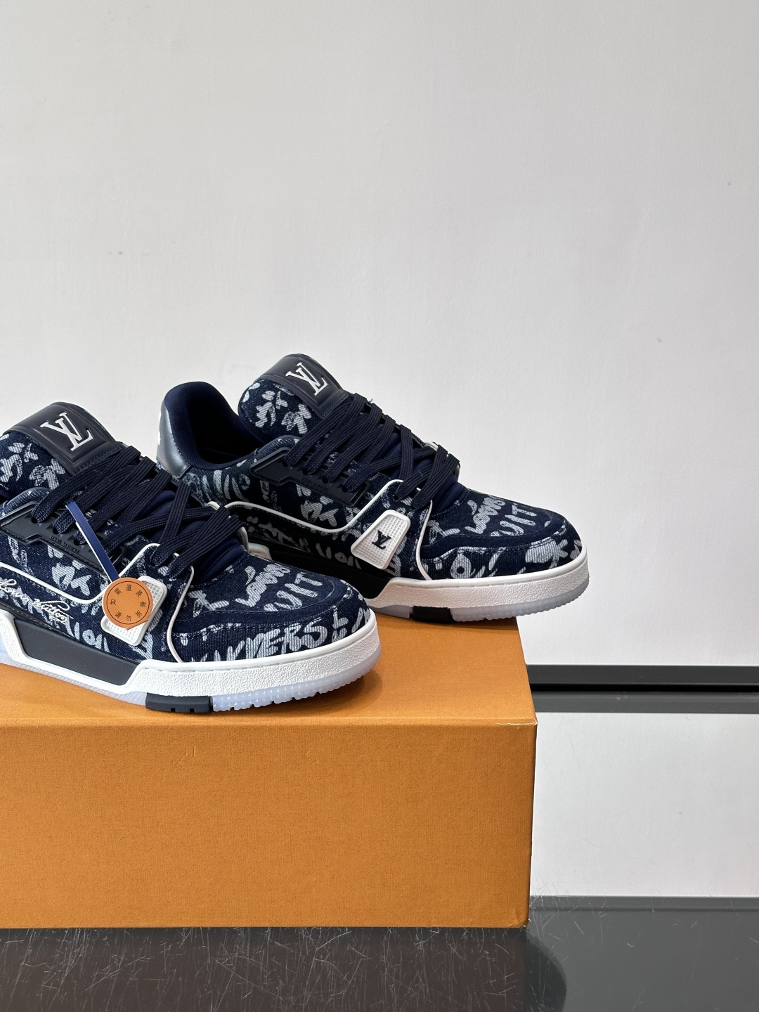 驴家 新配色 trainer运动鞋，本款 LV Trainer 运动鞋取材柔软粒面小牛皮，呈现纯净色调，