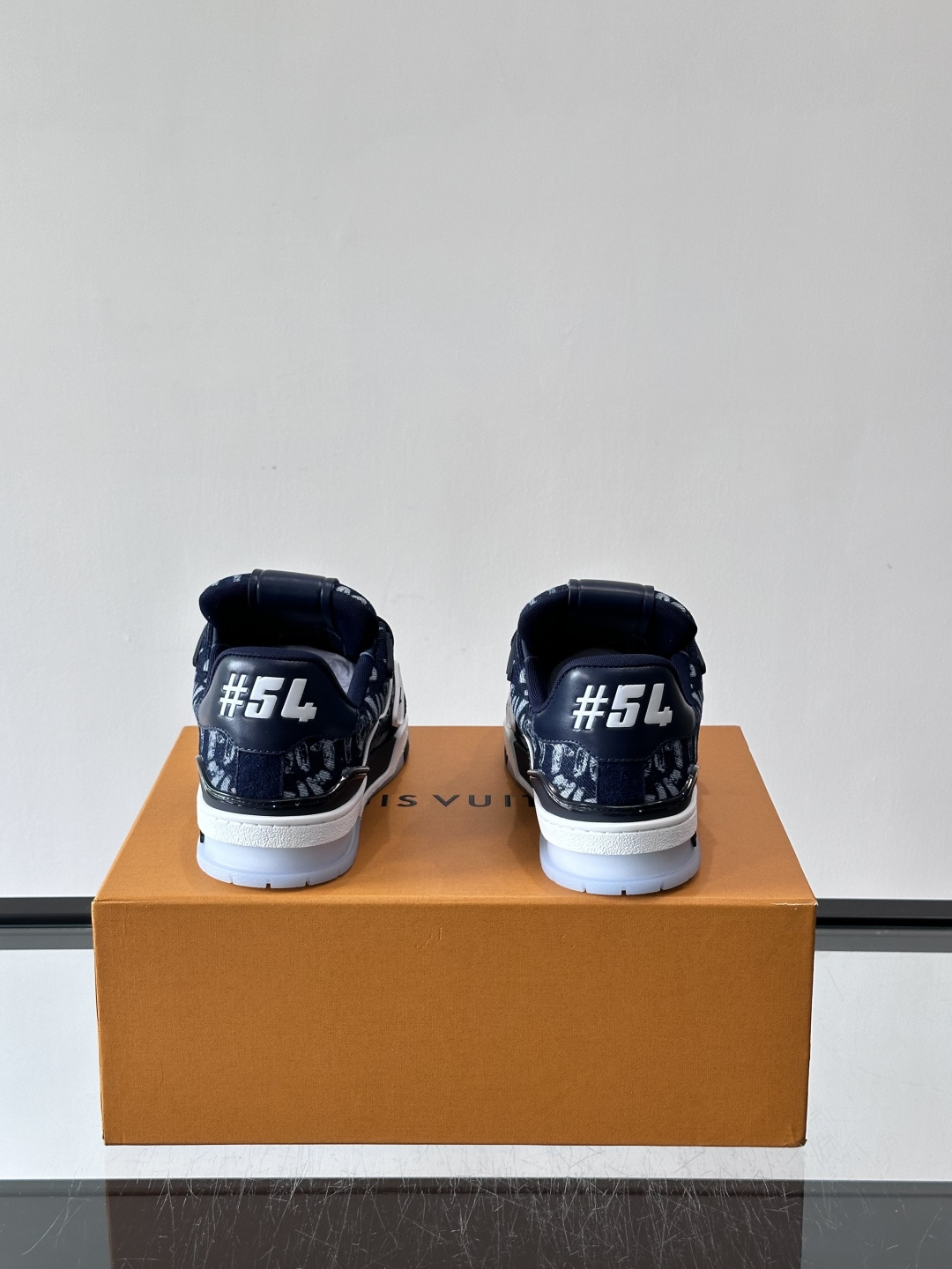 驴家 新配色 trainer运动鞋，本款 LV Trainer 运动鞋取材柔软粒面小牛皮，呈现纯净色调，