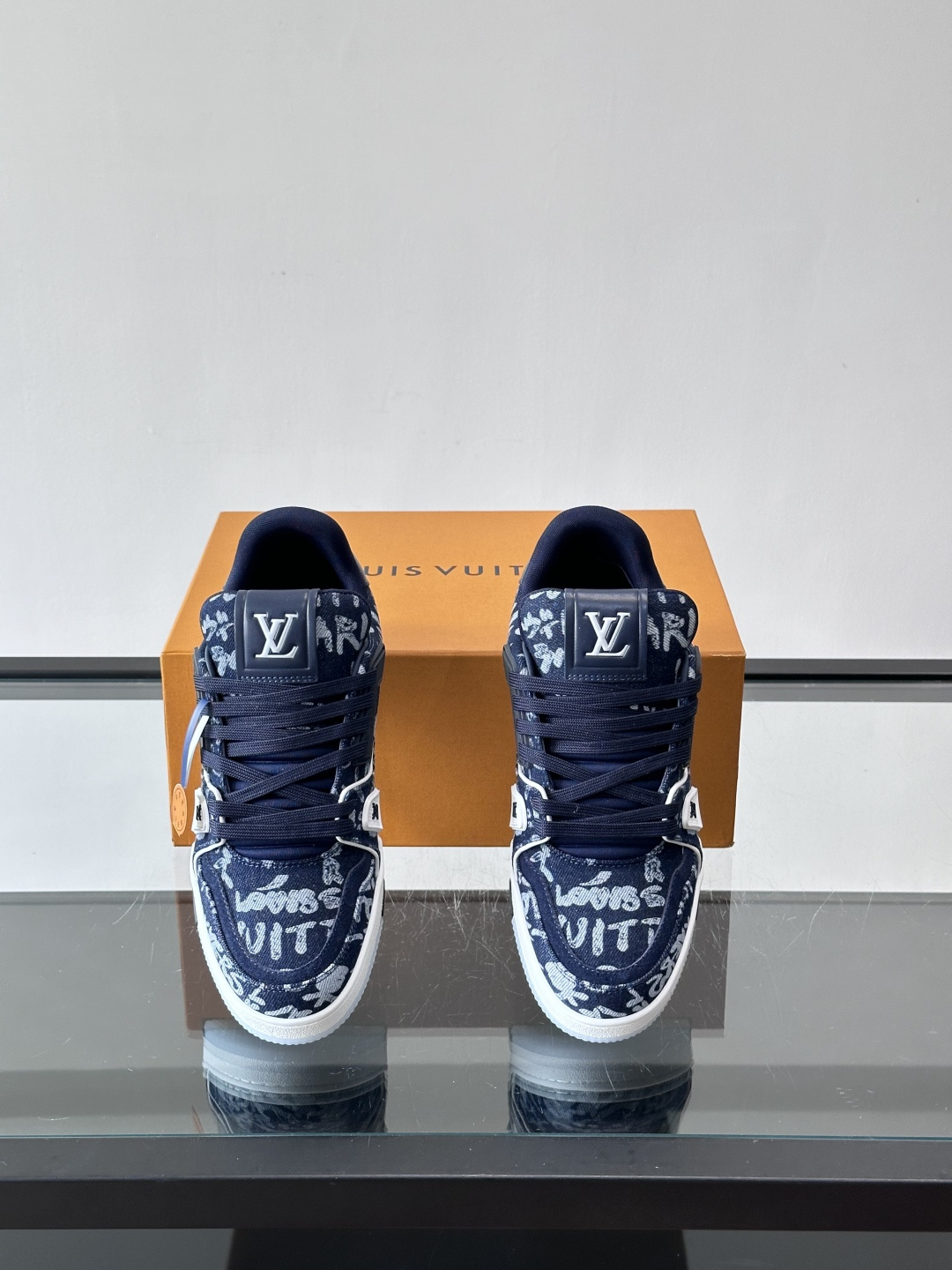 驴家 新配色 trainer运动鞋，本款 LV Trainer 运动鞋取材柔软粒面小牛皮，呈现纯净色调，