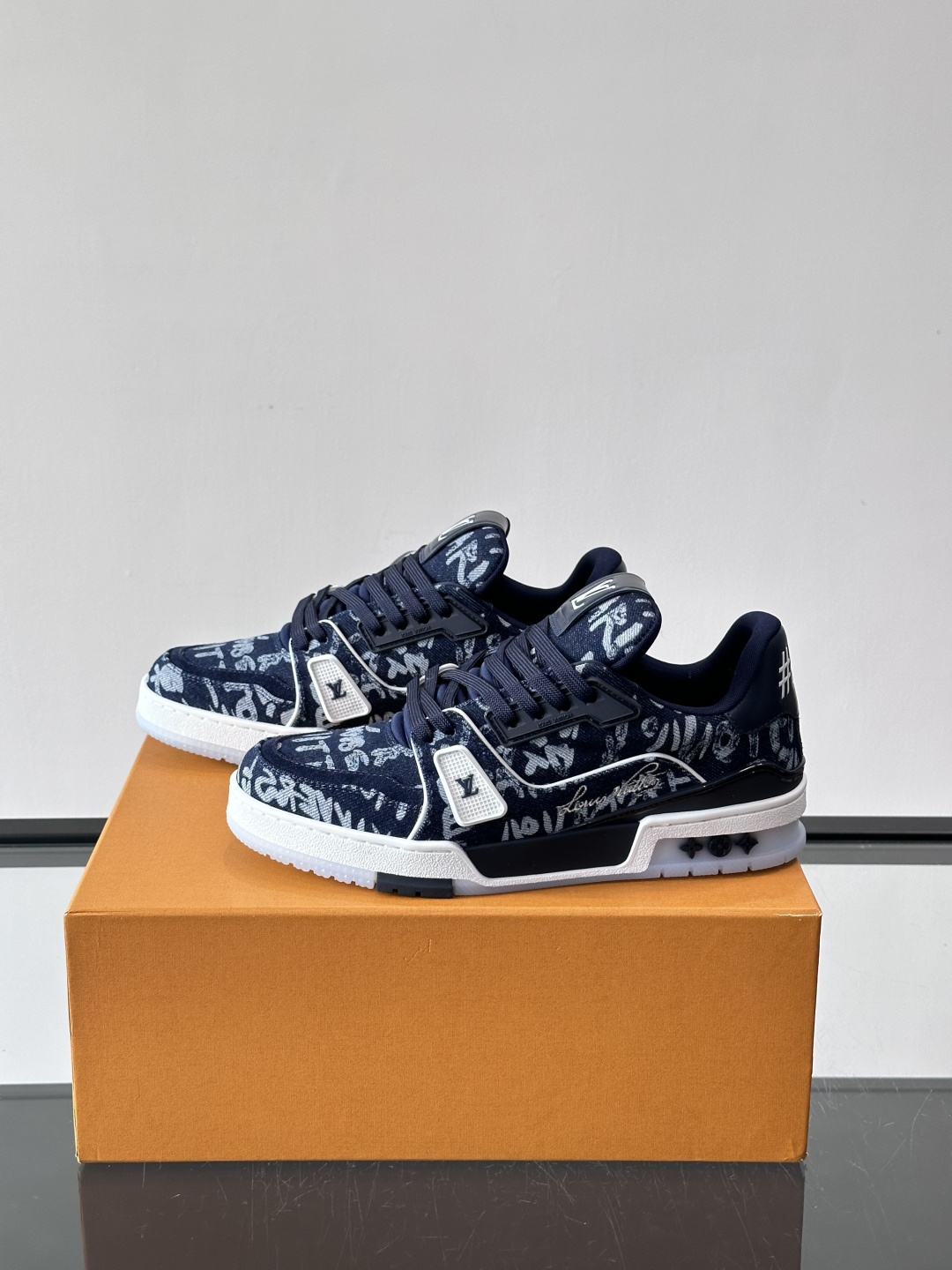 驴家 新配色 trainer运动鞋，本款 LV Trainer 运动鞋取材柔软粒面小牛皮，呈现纯净色调，