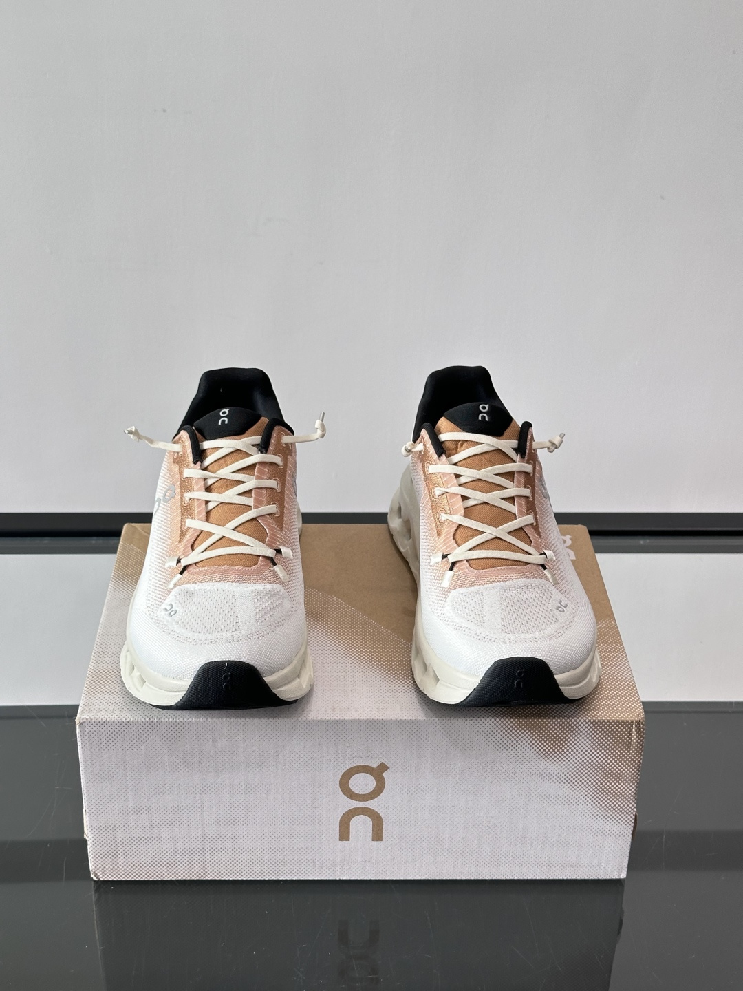 On昂跑 Cloudtilt休闲跑鞋On昂跑Cloudtill休闲跑鞋，主打轻量舒适，鞋面用再生聚酯纤维