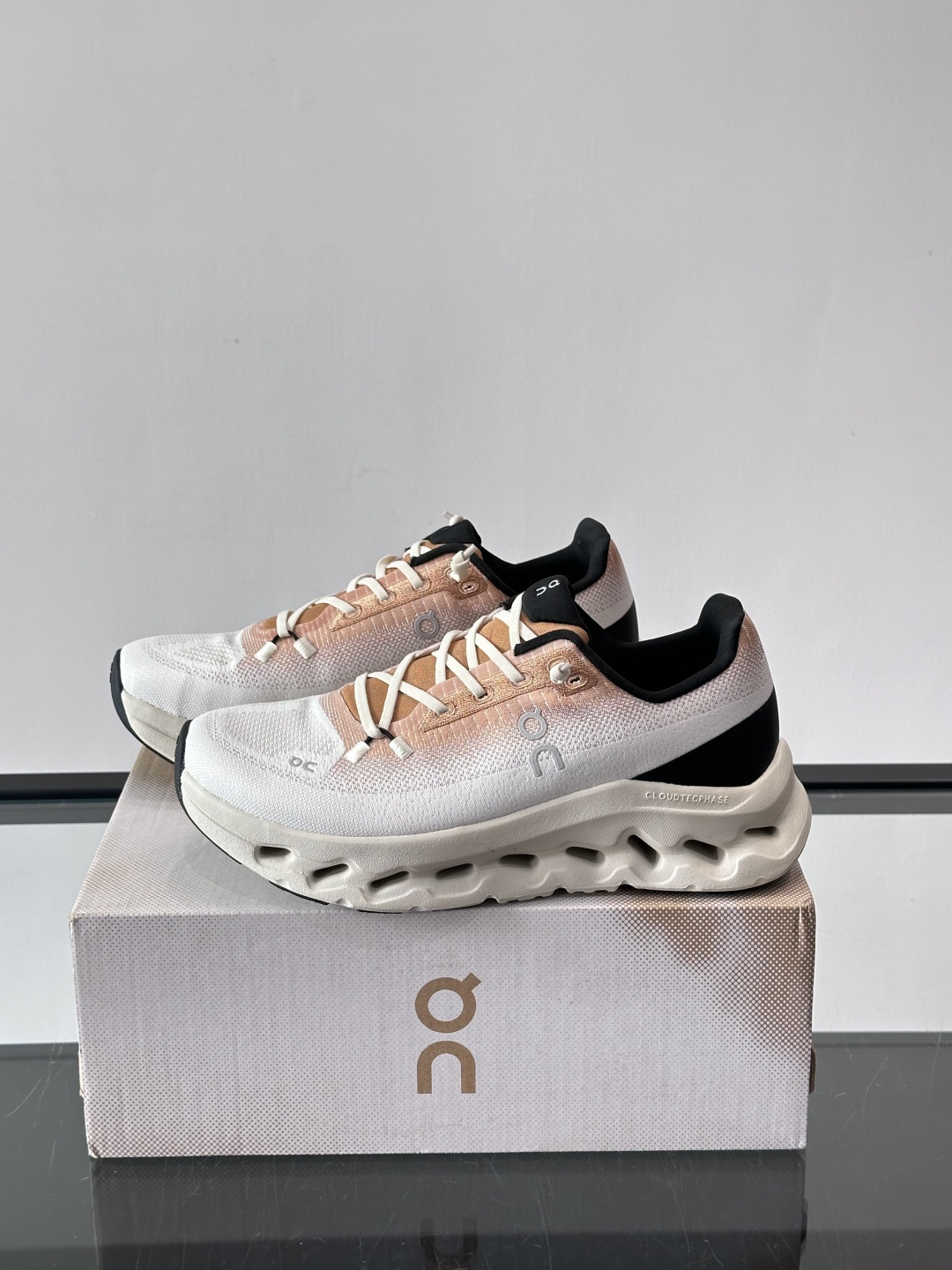 On昂跑 Cloudtilt休闲跑鞋On昂跑Cloudtill休闲跑鞋，主打轻量舒适，鞋面用再生聚酯纤维